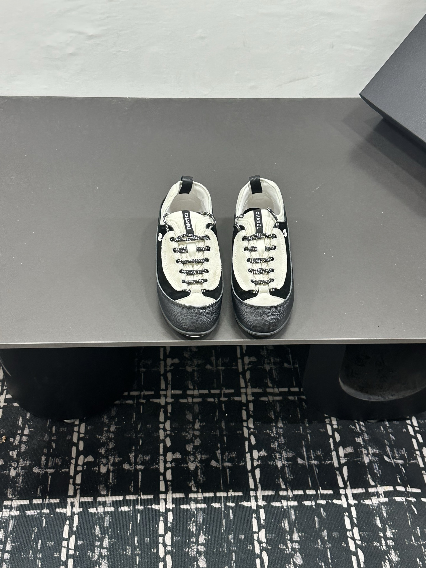 NO:889396,Chanel Chanel panda shoes!  2026 counter top casual sports shoes This classic design; the upper is in the style of electric embroidery with various techniques; the outsole is fashionable and sporty; the outsole is unusually incorporated with a variety of color matching elements... The diversified mix and match is very good-looking and versatile, casual, fashionable, sports, and outdoor can be taken into account... Go material The upper is made of original imported first-layer silk cowhide + original waterproof cloth + original first-layer cowhide. The lining is made of original sheep lining + mesh outsole based on the original TPU combination outsole.  Counter boutique package complete set for women 35-41, casual shoes/sports shoes, chanel, chanel, sneakers, cowhide19860909Chanel香奈儿熊猫鞋！2026专柜顶级休闲款运动鞋 这款经典设计；鞋面多种工艺电绣的风格；大底却时尚运动；不平凡的拥入了多种配色元素…… 多元化混搭非常好看百搭,休闲,时尚,运动,户外都能兼顾…… Go 材料 鞋面采用 原版进口头层丝绸牛皮+原版防水布+原版头层牛皮 内里采用 原版羊里+网 大底根据 原版TPU组合大底 专柜精品包装全套女35–41,休闲鞋/运动鞋,chanel,chanel,sneakers,cowhide,Women's Shoes