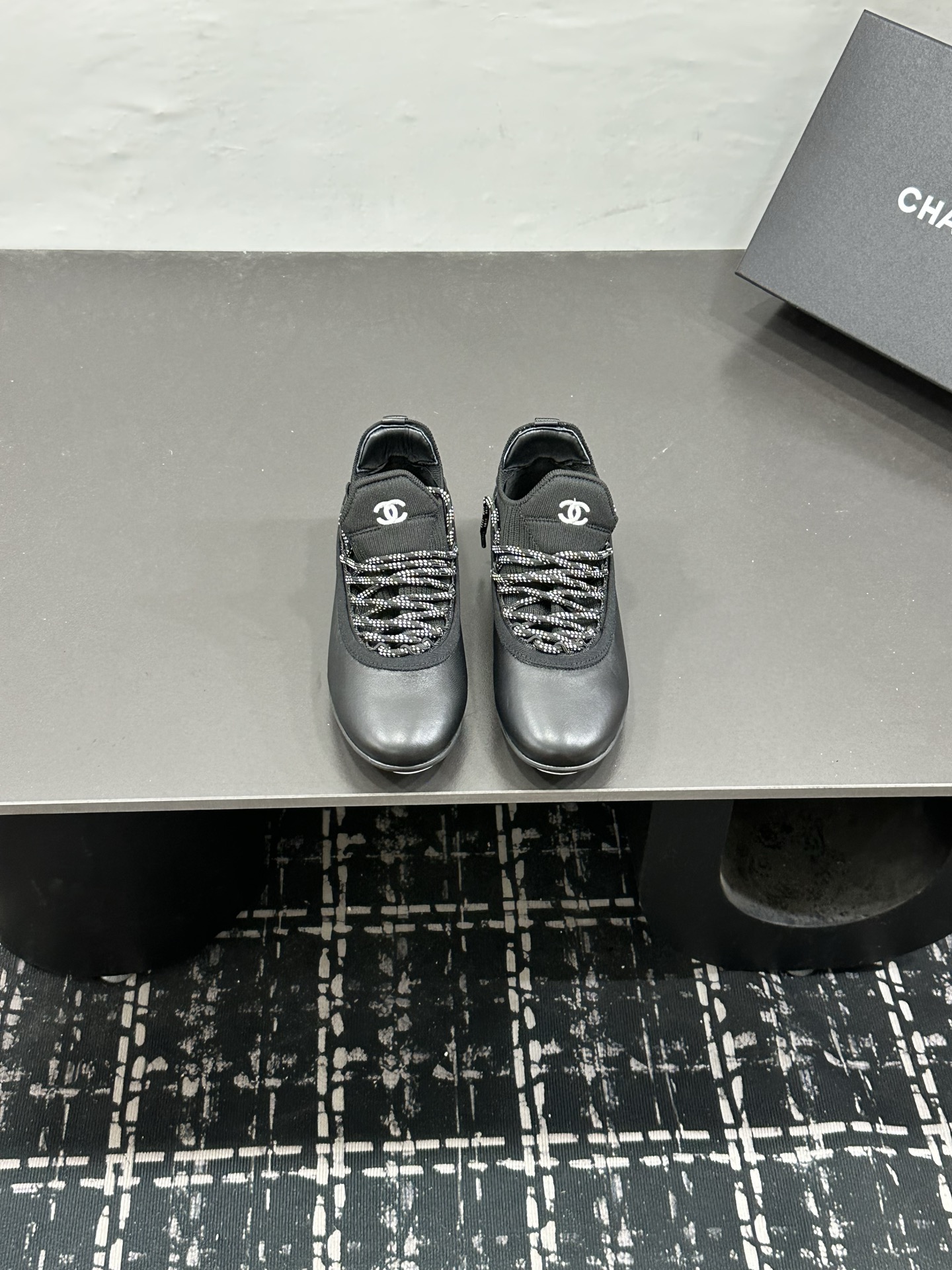 NO:889371,Chanel Chanel panda shoes!  2026 counter top casual sports shoes This classic design; the upper is in the style of electric embroidery with various techniques; the outsole is fashionable and sporty; the outsole is unusually incorporated with a variety of color matching elements... The diversified mix and match is very good-looking and versatile, casual, fashionable, sports, and outdoor can be taken into account... Go material The upper is made of original imported first-layer silk cowhide + original waterproof cloth + original first-layer cowhide. The lining is made of original sheep lining + mesh outsole based on the original TPU combination outsole.  Counter boutique package complete set for women 35-41, casual shoes/sports shoes, chanel, chanel, sneakers, cowhide19860909Chanel香奈儿熊猫鞋！2026专柜顶级休闲款运动鞋 这款经典设计；鞋面多种工艺电绣的风格；大底却时尚运动；不平凡的拥入了多种配色元素…… 多元化混搭非常好看百搭,休闲,时尚,运动,户外都能兼顾…… Go 材料 鞋面采用 原版进口头层丝绸牛皮+原版防水布+原版头层牛皮 内里采用 原版羊里+网 大底根据 原版TPU组合大底 专柜精品包装全套女35–41,休闲鞋/运动鞋,chanel,chanel,sneakers,cowhide,Women's Shoes