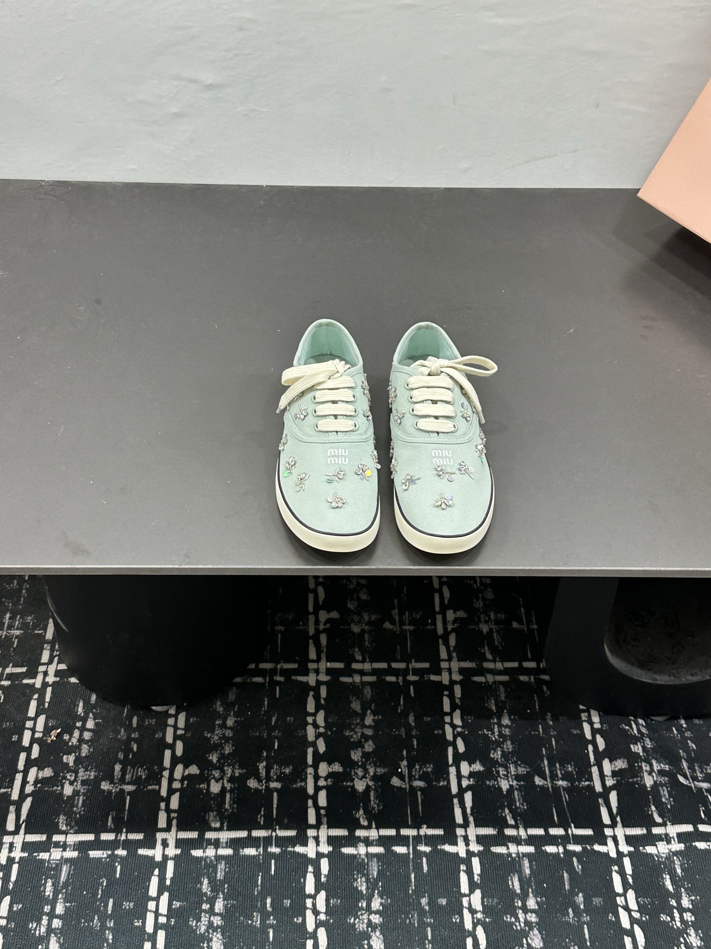 NO:889354,Miu Miu's new elastic ballet loafers at the 2026 spring and summer fashion week really make your heart melt. Except for the detail of a coin sandwiched in the middle, the overall shape of the shoes is very delicate and not bulky, with a round toe. Upper: Inner: outsole, original sole, size 35~39 (40.41 custom-made, non-returnable, non-exchangeable), casual shoes/sports shoes, miumiu, loafers, sneakers198609092026春夏时装周Miu Miu谬谬新出松紧芭蕾乐福鞋真的让人一整个心都融化除了中间夹着一颗钱币这种细节之外、鞋型整体都狠秀气不笨重、圆头 鞋面: 内里: 大底原版鞋底 码数35~39 (40.41订做不退不换）,休闲鞋/运动鞋,miumiu,loafers,sneakers,Women's Shoes