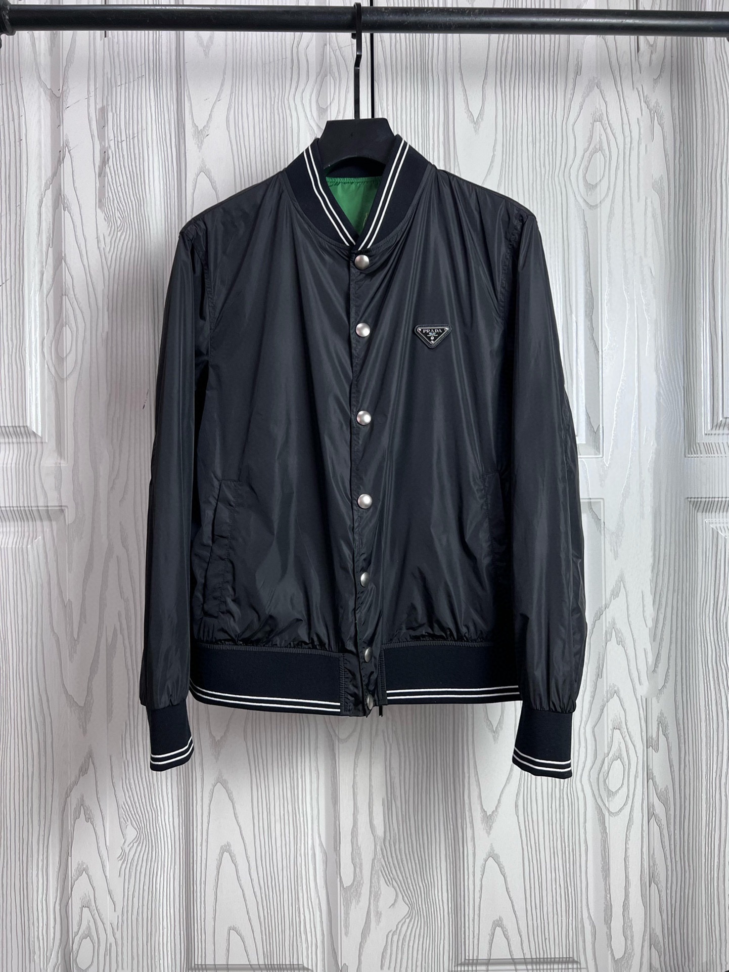 NO:140634,Prada double-sided wear, 2025 spring new jacket jacket, the new product on the show is perfect, comfortable and warm, the original three-standard brand is complete, full and attractive color, very outstanding design, easily advanced the sense of fashion, extremely exquisite workmanship, neat and meticulous line!  A masterpiece of a big-name designer!  The upper body doesn't look bloated and super handsome!  Spot code M ~ XXXL placing an order to report height and weight!  ,,prada,jackets & coats,jackets & coats,alexander wang19860909普拉达 双面穿,2025春季新款夹克外套,秀场新品品相非常完美,穿着舒适保暖,原单三标齐全 色泽饱满诱人,非常出彩的设计,轻松将时髦感进阶,做工极为考究严谨,走线工整细致！大牌设计师巨作！上身不显臃肿、超级帅气！现货码数M ～ XXXL下单报身高体重！,,prada,jackets & coats,jackets & coats,alexander wang,Men's clothing