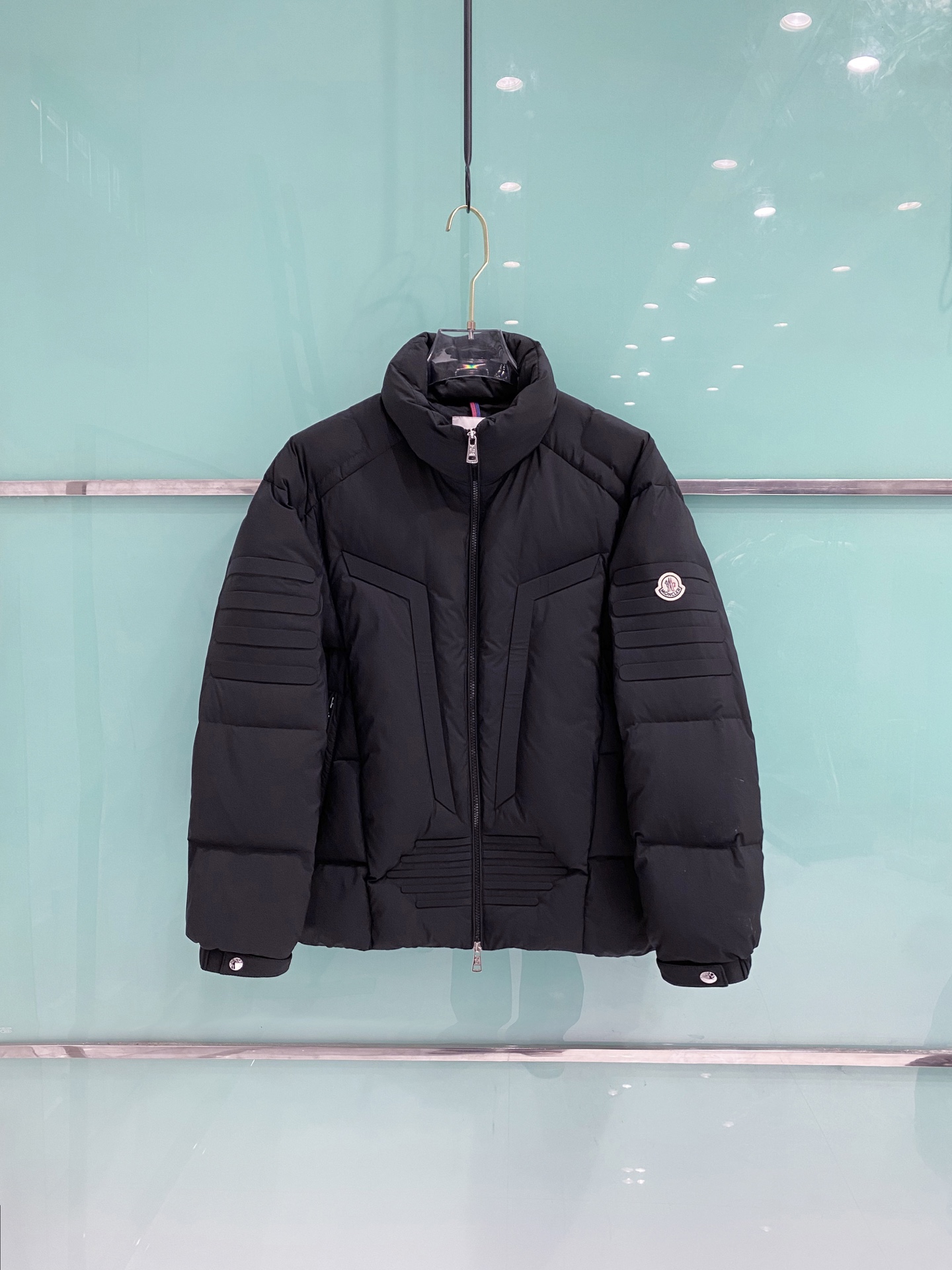 NO:654316,Premium down Moncler Matt Black3144 European limited edition. 2025 new heavy-duty machine style special-shaped cut stand-collar down jacket. White duck down filling. The ultimate heavy-duty item. Matt  black This short down jacket is a statement piece, designed for the modern man who values functionality and beauty. The epitome of avant-garde menswear, this down jacket is made from lightweight nylon fabric with water-repellent properties. Decorated with novel quilting and embroidered logo on the back neck. Made of fine soft fabric Polyester lining Embroidered logo on the back neck Filled with down Stand-up collar Zipper closure Hidden pockets Elastic cuffs  Adjustable elastic hem Special-shaped quilting design Adhesive logo lettering Felt logo Size1-5 black/brown/white,,jackets & coats,jackets & coats,down jacket,alexander wang19860909特级羽绒Moncler Matt Black3144欧洲限定款.2025全新重工机甲风异型裁剪立领羽绒外套.白鸭绒填充.极致重工单品. Matt black此款短款羽绒夹克是一款个性单品,专为注重功能性和美观的现代男士设计.此款羽绒夹克是前卫男装的典范之作,采用具有拒水性能的轻盈尼龙面料制成.饰有新颖绗缝,后领口饰有刺绣Logo标识. 采用细密柔软面料制成 聚酯纤维衬里 后领口饰有刺绣logo标识 填充羽绒 立领 拉链开合 隐藏式口袋 松紧袖口 可调节松紧下摆 异型绗缝设计 粘合标识字样 毛毡标识 Size1-5 黑色/棕色/白色,,jackets & coats,jackets & coats,down jacket,alexander wang,Men's clothing