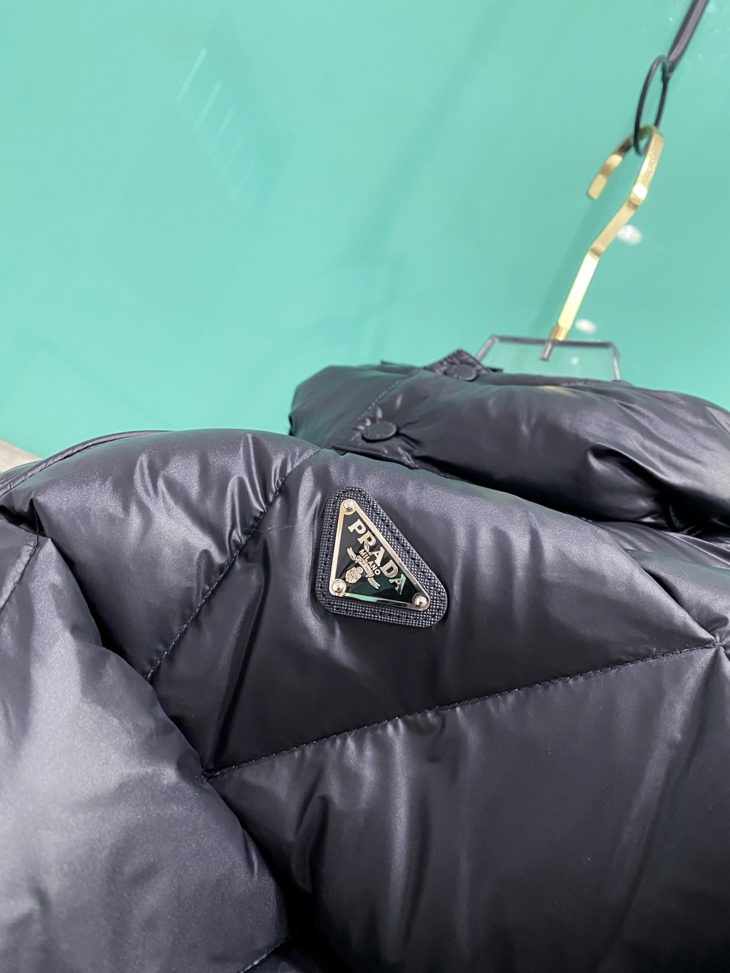 🆕Prada 普拉达 2025年冬季新款立领连帽羽绒服可脱卸连帽菱形阶梯羽绒服～客供定制拉链 胸口三角徽