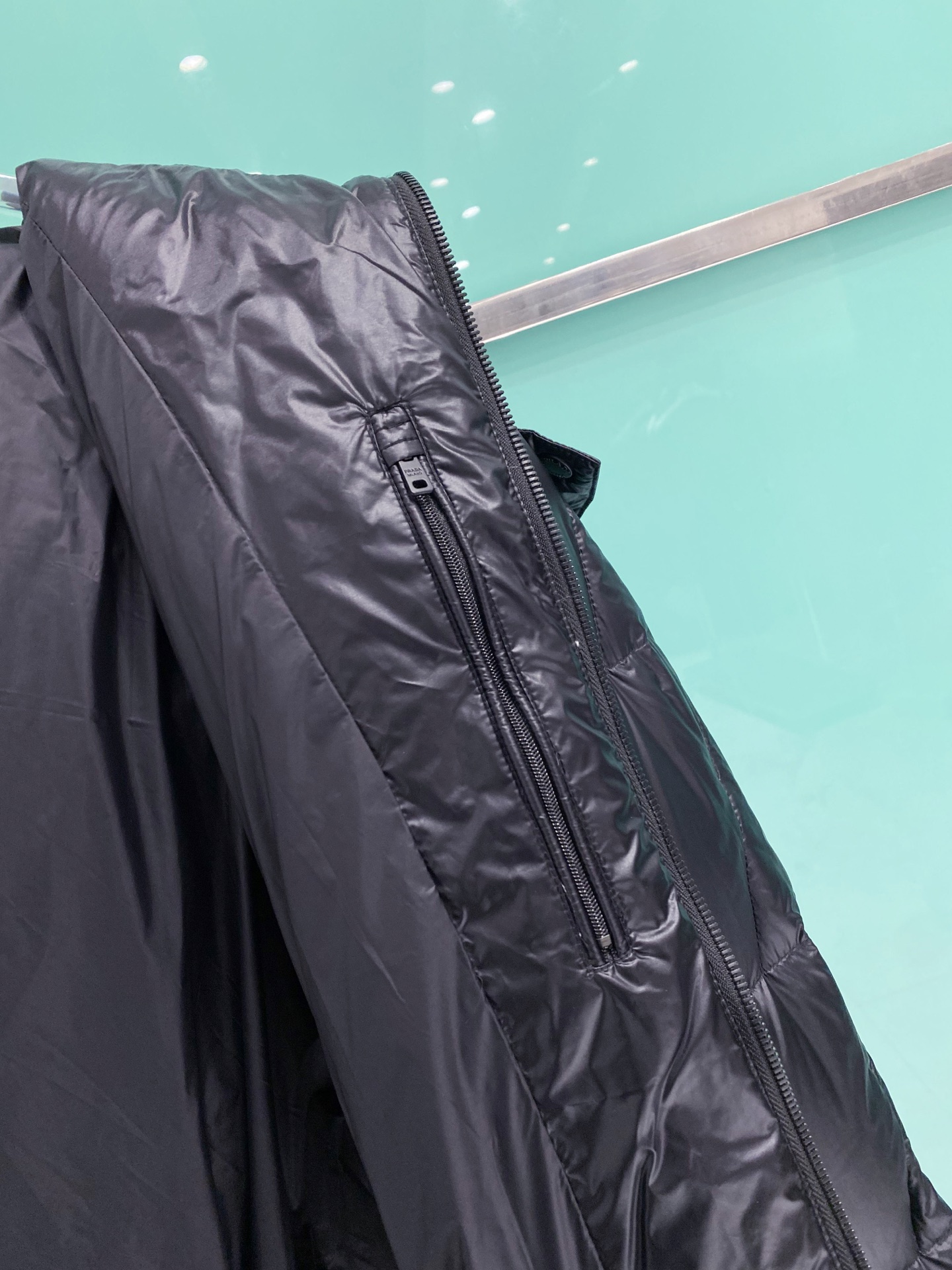 🆕Prada 普拉达 2025年冬季新款立领连帽羽绒服可脱卸连帽菱形阶梯羽绒服～客供定制拉链 胸口三角徽