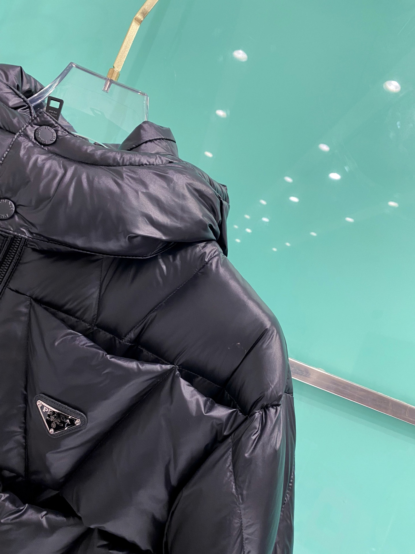 🆕Prada 普拉达 2025年冬季新款立领连帽羽绒服可脱卸连帽菱形阶梯羽绒服～客供定制拉链 胸口三角徽