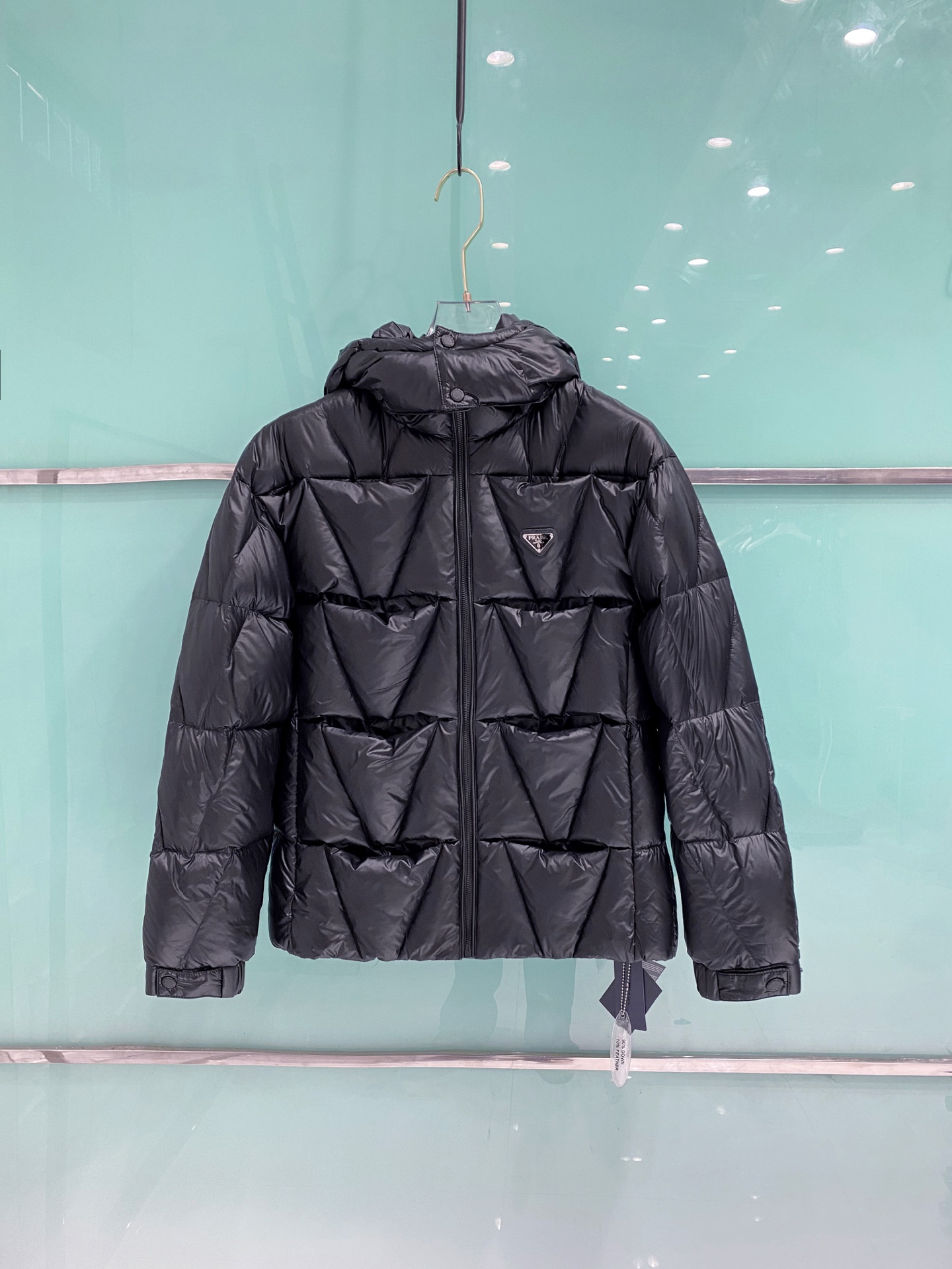 NO:654334,Prada 2025 Winter New Stand Collar Hooded Down Jacket Detachable hooded rhombus ladder down jacket ~ Customized zippers for customers. Triangular badge embellishment on the chest. The front and rear of the down jacket are made of a stepped three-dimensional structure. The entire down jacket adopts three-dimensional quilting technology. Each step has a uniform, full and fluffy effect!  All body shapes can be easily controlled. The style is classic and timeless. Warm and practical. Top quality. Customized special fabrics with top silky feel. Versatile original customized ultra-fine stretch fabric. Customized 90 white duck down filling. Light, soft, comfortable, warm and stylish!  Black 48-56, size 48 shoulder width 54 bust 106 length 67 sleeve length 58; size 50 shoulder width 55 bust 110 length 68 sleeve length 59; size 52 shoulder width 56 bust 114 length 69 sleeve length 60; size 54 shoulder width 57 bust 118 length 71 sleeve length 61;  Size 56, shoulder width 58, bust 122, length 72, sleeve length 62;,,prada,prada,down jacket,hats,alexander wang19860909Prada 普拉达 2025年冬季新款立领连帽羽绒服 可脱卸连帽菱形阶梯羽绒服～客供定制拉链 胸口三角徽章点缀 前后用阶梯式立体结构做羽绒服整体采用立体绗缝工艺,每一格阶梯都均匀饱满蓬松的效果！所有身材都可以轻松驾驭 款式经典永不过时 保暖又实穿 顶级品质 私订特殊面料手感顶级丝滑 百搭款原版定制超细微弹面料 定制90白鸭绒填充 轻盈柔软舒适 保暖有型！ 黑色48-56, 48码肩宽54胸围106衣长67袖长58； 50码肩宽55胸围110衣长68袖长59； 52码肩宽56胸围114衣长69袖长60； 54码肩宽57胸围118衣长71袖长61； 56码肩宽58胸围122衣长72袖长62；,,prada,prada,down jacket,hats,alexander wang,Men's clothing