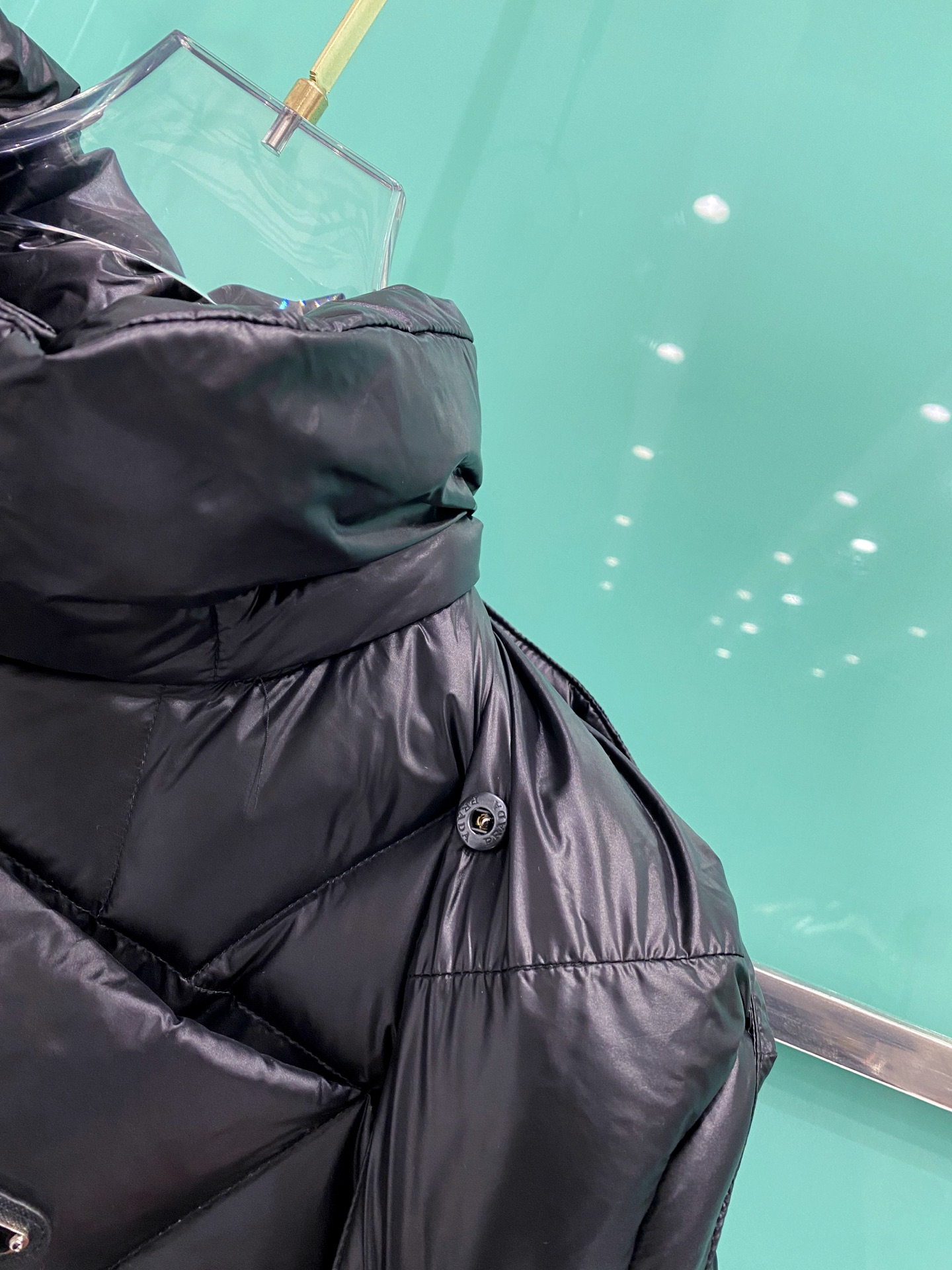 🆕Prada 普拉达 2025年冬季新款立领连帽羽绒服可脱卸连帽菱形阶梯羽绒服～客供定制拉链 胸口三角徽