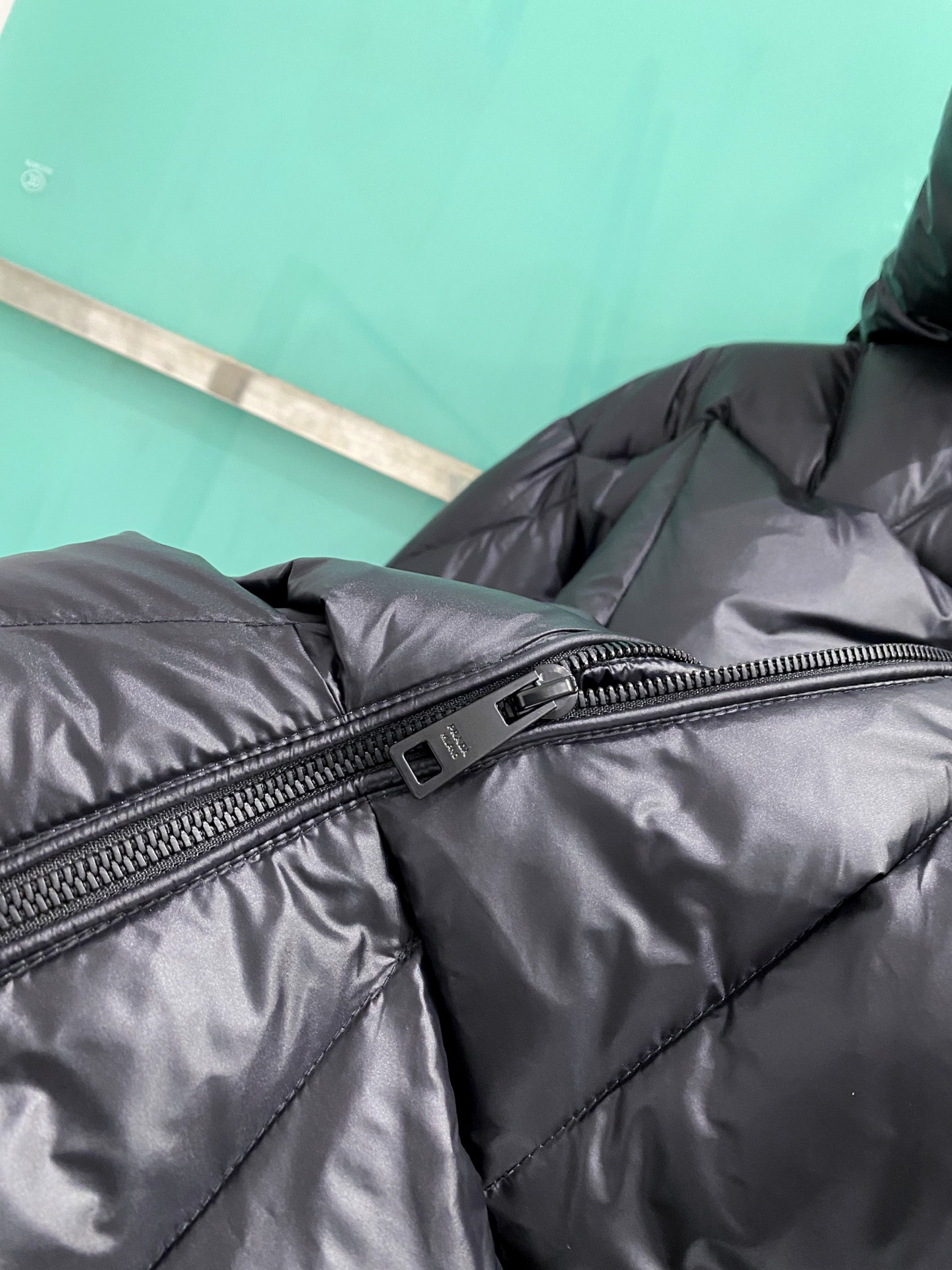 🆕Prada 普拉达 2025年冬季新款立领连帽羽绒服可脱卸连帽菱形阶梯羽绒服～客供定制拉链 胸口三角徽