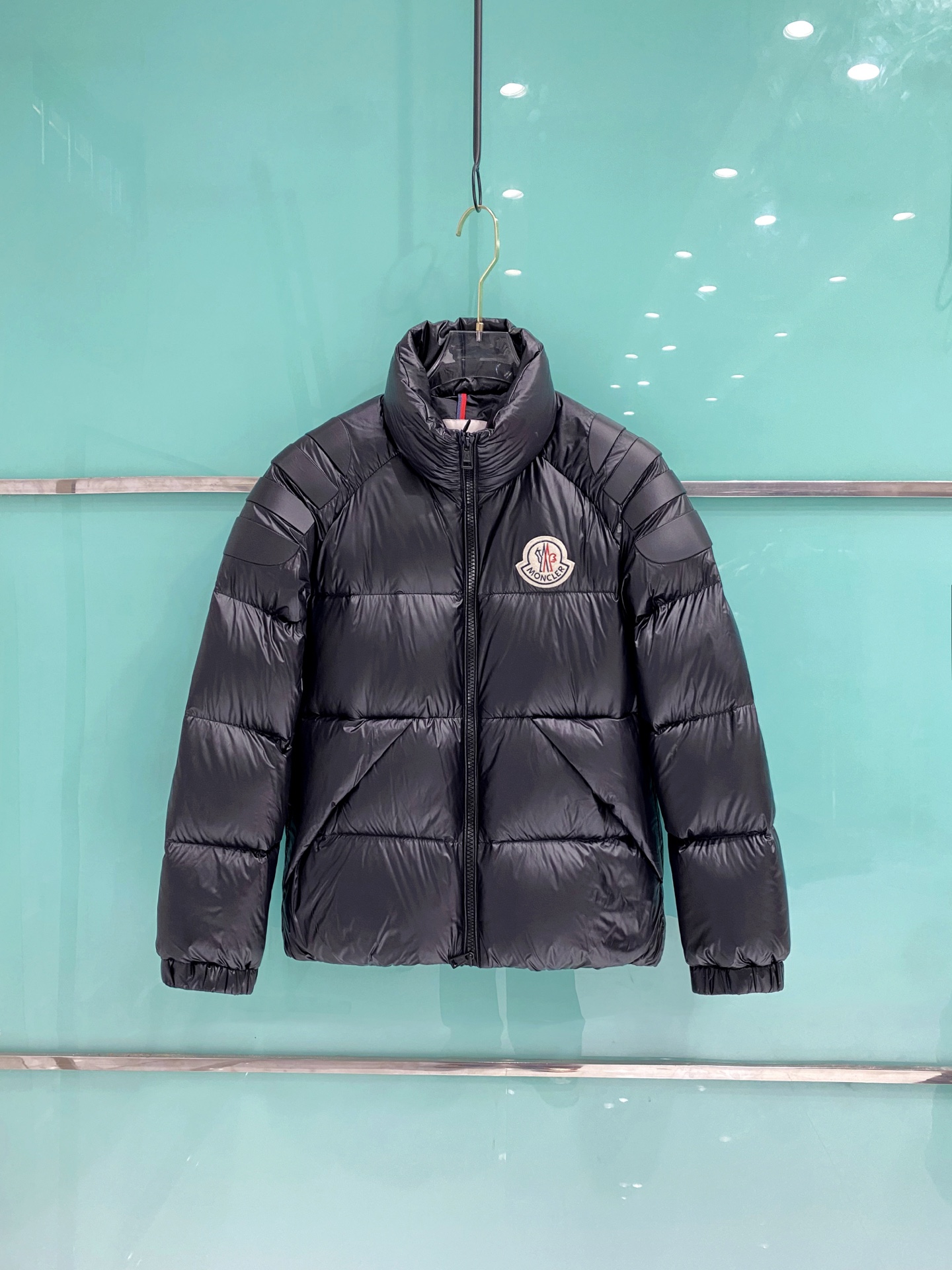NO:654322,Moncler's 2025 latest stand-collar down jacket is a basic model that is simple and beautiful, fashionable and practical...Ordered from Korea, filled with 90% goose down for fluffy warmth, classic logo badge embroidery, a template designed based on outdoor ergonomic principles, with nanotechnology fabrics, the outer layer feels particularly good, the patchwork details and hardware accessories are perfect and exquisite, solid color high-energy style, versatile and fashionable, showing trendy charm, couple style, good-looking upper body for both men and women.  Three-dimensional tailoring, the silhouette is fashionable and loose, following ergonomic three-dimensional tailoring. In the refreshing and wide version, the waistline and shoulder shape are cleverly outlined, taking into account the grace and temperature. Customized three-dimensional lines are selected to embellish the body; the contrasting brand logo leather patch supports the extraordinary texture in the details. Comfortable experience, move with you. Full 90 goose down and large flowers, mixed air filling technology brings the ultimate soft skin-friendly experience. Convenient and warm to wear, keep comfortable and fashionable at all times. Black Apricot 1-5,  Size 1, bust 108, length 66, shoulder sleeve length 75; size 2, bust 112, length 67, sleeve length 76; size 3, bust 116, length 68, sleeve length 77; size 4, bust 120, length 70, sleeve length 78; size 5, bust 124, length 71, sleeve length 79;,,Moncler,down jacket,alexander wang19860909Moncler 蒙口 2025最新款立领羽绒服 简约好看,时尚实用的基本款……韩国订单,90鹅绒填充蓬松保暖,经典logo徽章刺绣,户外人体学原理设计的型板,配以纳米科技面料,外层手感特别好,拼缝细节和五金配件都完美精致,纯色高能款,百搭时尚尽显潮流魅力,情侣款 男女上身都好看. 立体剪裁,廓形时尚宽松遵循人体工学的立体剪裁,于清爽宽阔的版型中,巧妙勾勒腰线肩型,兼顾风度与温度.甄选定制立体线条点缀于衣身；撞色品牌标识皮牌,于细微处承托不凡质感. 舒适体验,随身而动全90鹅绒饱满大朵,混合空气填充工艺带来极致柔软的亲肤体验 穿着便利温暖,时刻保持舒适时尚状态 黑色 杏色1-5, 1码胸围108衣长66肩袖长75； 2码胸围112衣长67肩袖长76； 3码胸围116衣长68肩袖长77； 4码胸围120衣长70肩袖长78； 5码胸围124衣长71肩袖长79；,,Moncler,down jacket,alexander wang,Men's clothing