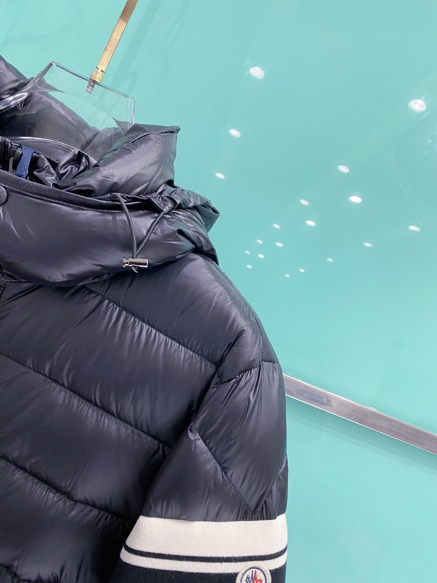 Moncler蒙口 2025秋冬新款可脱卸连帽羽绒服外套，贸易公司订单 因为专注，所以用心！整体简洁清爽