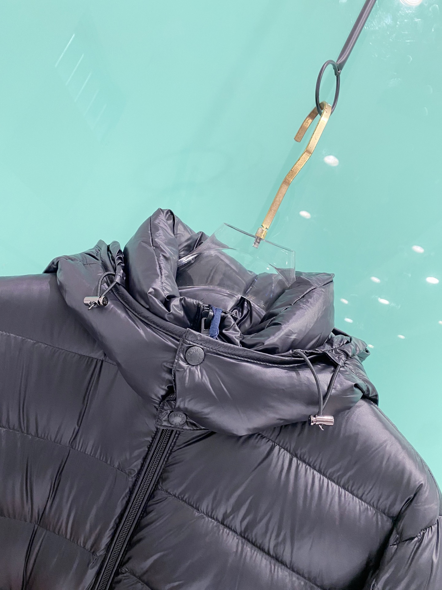 Moncler蒙口 2025秋冬新款可脱卸连帽羽绒服外套，贸易公司订单 因为专注，所以用心！整体简洁清爽