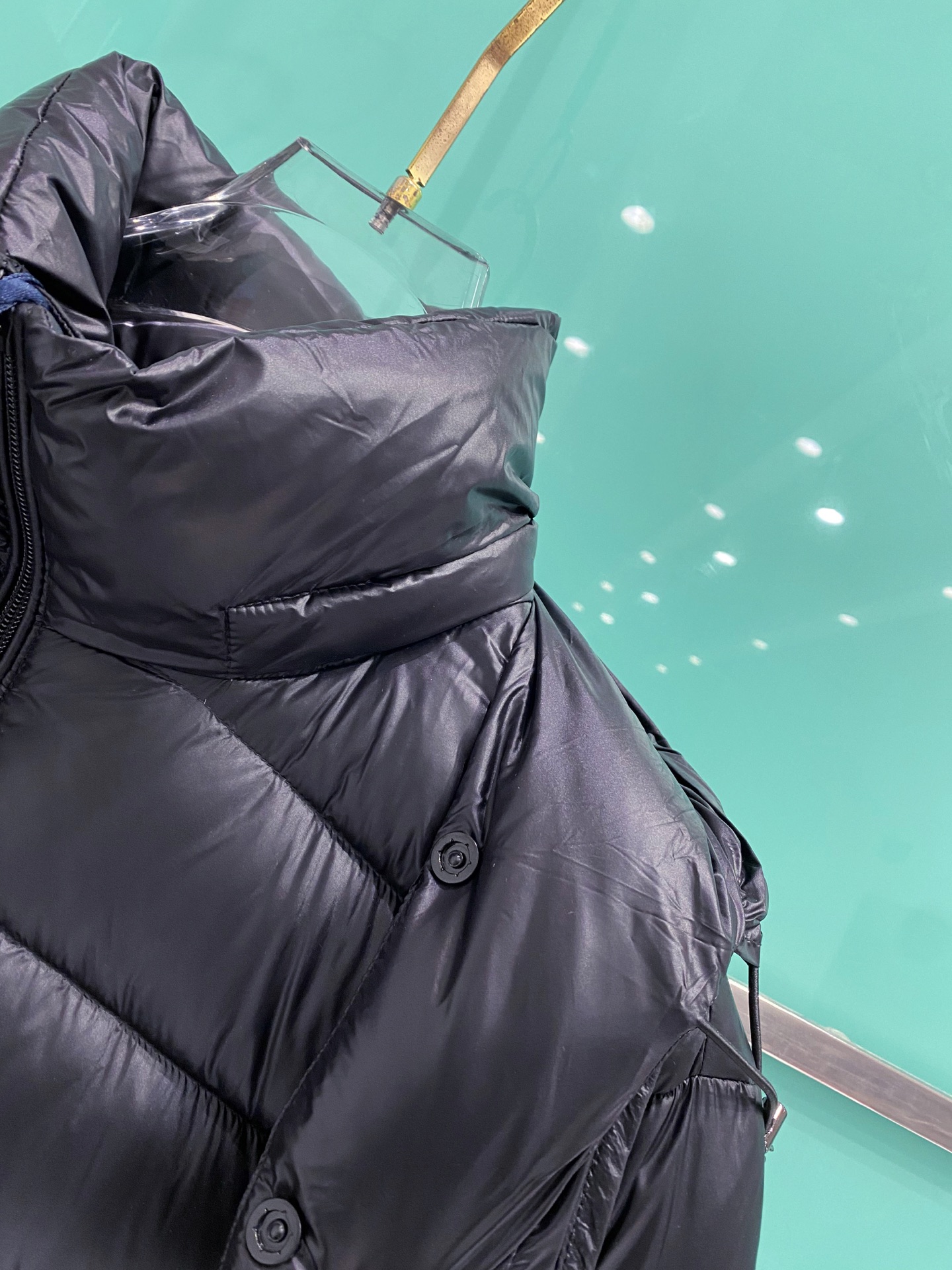 Moncler蒙口 2025秋冬新款可脱卸连帽羽绒服外套，贸易公司订单 因为专注，所以用心！整体简洁清爽