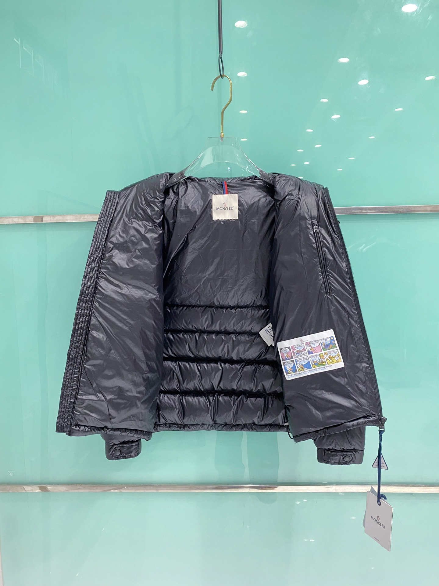 Moncler蒙口 2025秋冬新款可脱卸连帽羽绒服外套，贸易公司订单 因为专注，所以用心！整体简洁清爽