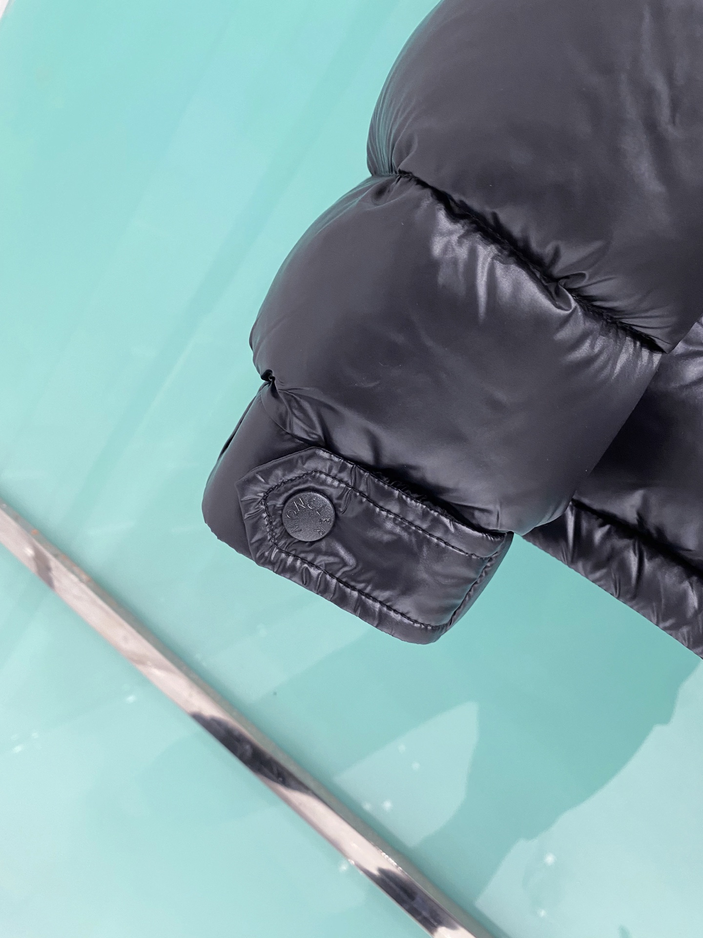 Moncler蒙口 2025秋冬新款可脱卸连帽羽绒服外套，贸易公司订单 因为专注，所以用心！整体简洁清爽