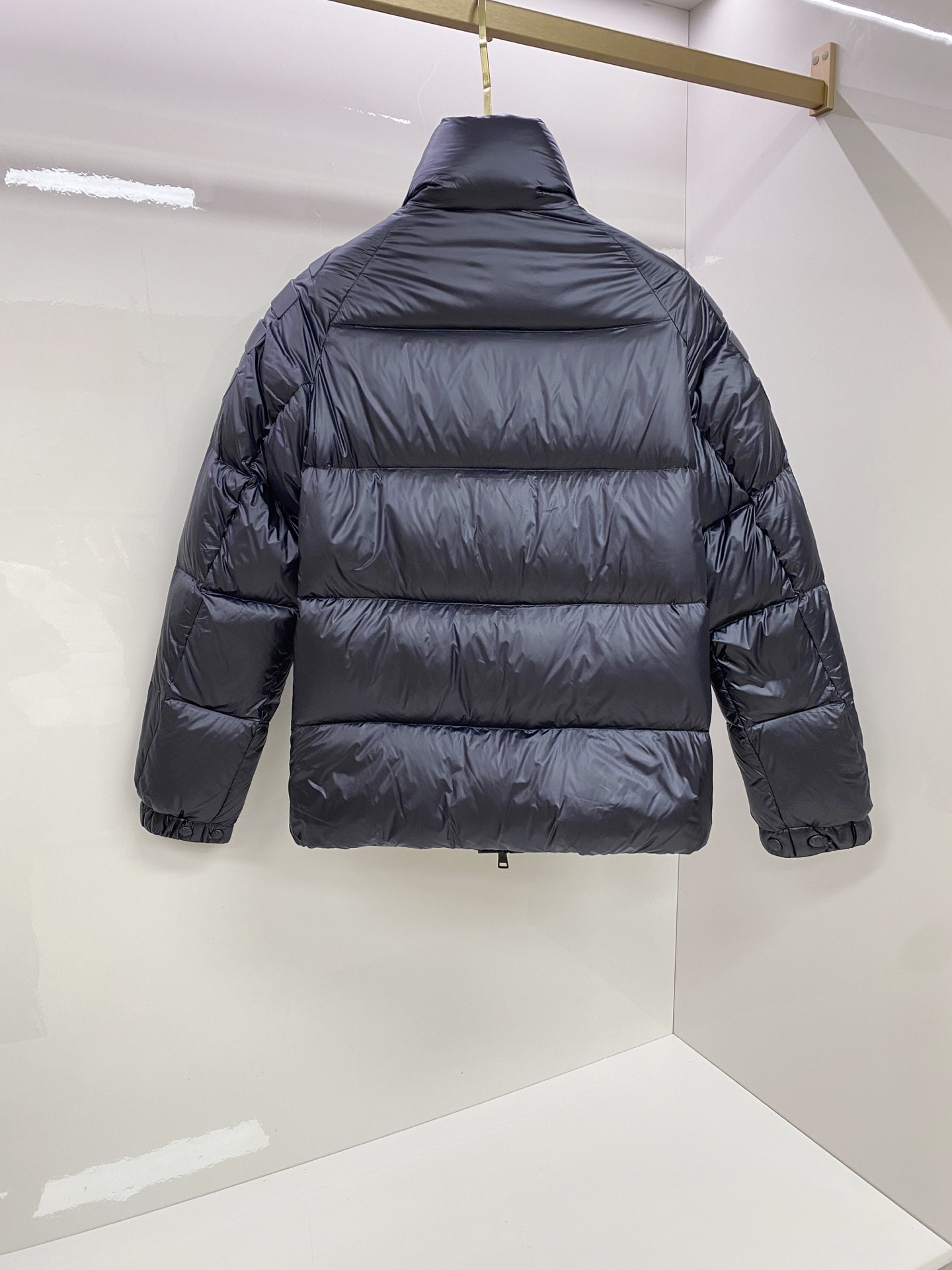 P550 Moncler 蒙口 2025最新款立领羽绒服 简约好看，时尚实用的基本款&hellip;&hellip;韩国订单，90鹅绒填充蓬松保暖，经典logo徽章刺绣，户外人体学原理设计的型板，配以纳米科技面料，外层手感特别好，拼缝细节和五金配件都完美精致，纯色高能款，百搭时尚尽显潮流魅力，情侣款 男女上身都好看。 立体剪裁，廓形时尚宽松：遵循人体工学的立体剪裁，于清爽宽阔的版型中，巧妙勾勒腰线肩型，兼顾风度与温度。甄选定制立体线条点缀于衣身；撞色品牌标识皮牌，于细微处承托不凡质感。
 舒适体验，随身而动：全90鹅绒饱满大朵，混合空气填充工艺带来极致柔软的亲肤体验 穿着便利温暖，时刻保持舒适时尚状态
黑色 杏色1-5，
1码胸围108衣长66肩袖长75；
2码胸围112衣长67肩袖长76；
3码胸围116衣长68肩袖长77；
4码胸围120衣长70肩袖长78；
5码胸围124衣长71肩袖长79；