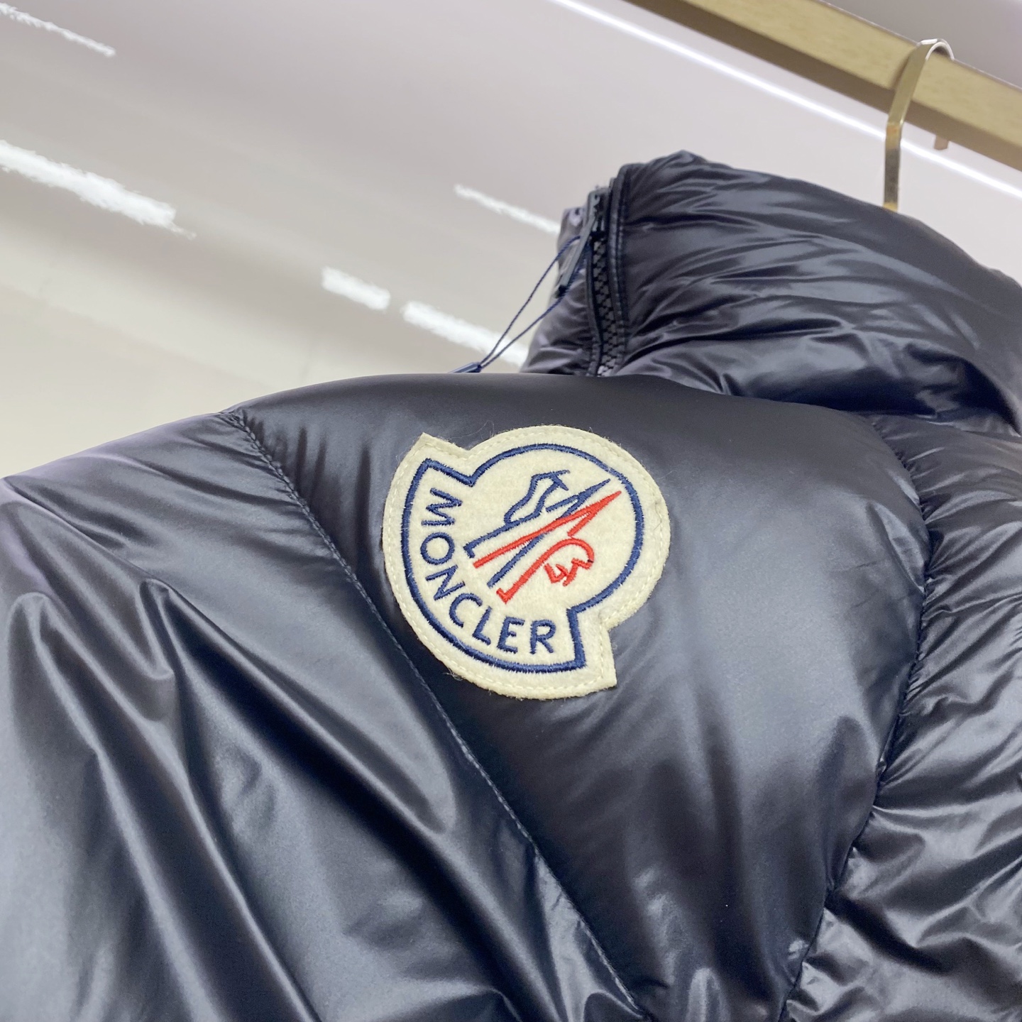 P550 Moncler 蒙口 2025最新款立领羽绒服 简约好看，时尚实用的基本款&hellip;&hellip;韩国订单，90鹅绒填充蓬松保暖，经典logo徽章刺绣，户外人体学原理设计的型板，配以纳米科技面料，外层手感特别好，拼缝细节和五金配件都完美精致，纯色高能款，百搭时尚尽显潮流魅力，情侣款 男女上身都好看。 立体剪裁，廓形时尚宽松：遵循人体工学的立体剪裁，于清爽宽阔的版型中，巧妙勾勒腰线肩型，兼顾风度与温度。甄选定制立体线条点缀于衣身；撞色品牌标识皮牌，于细微处承托不凡质感。
 舒适体验，随身而动：全90鹅绒饱满大朵，混合空气填充工艺带来极致柔软的亲肤体验 穿着便利温暖，时刻保持舒适时尚状态
黑色 杏色1-5，
1码胸围108衣长66肩袖长75；
2码胸围112衣长67肩袖长76；
3码胸围116衣长68肩袖长77；
4码胸围120衣长70肩袖长78；
5码胸围124衣长71肩袖长79；