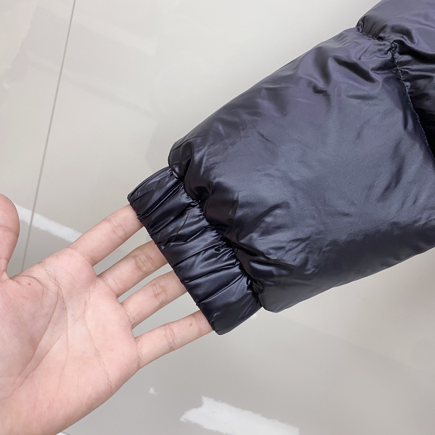 P550 Moncler 蒙口 2025最新款立领羽绒服 简约好看，时尚实用的基本款&hellip;&hellip;韩国订单，90鹅绒填充蓬松保暖，经典logo徽章刺绣，户外人体学原理设计的型板，配以纳米科技面料，外层手感特别好，拼缝细节和五金配件都完美精致，纯色高能款，百搭时尚尽显潮流魅力，情侣款 男女上身都好看。 立体剪裁，廓形时尚宽松：遵循人体工学的立体剪裁，于清爽宽阔的版型中，巧妙勾勒腰线肩型，兼顾风度与温度。甄选定制立体线条点缀于衣身；撞色品牌标识皮牌，于细微处承托不凡质感。
 舒适体验，随身而动：全90鹅绒饱满大朵，混合空气填充工艺带来极致柔软的亲肤体验 穿着便利温暖，时刻保持舒适时尚状态
黑色 杏色1-5，
1码胸围108衣长66肩袖长75；
2码胸围112衣长67肩袖长76；
3码胸围116衣长68肩袖长77；
4码胸围120衣长70肩袖长78；
5码胸围124衣长71肩袖长79；