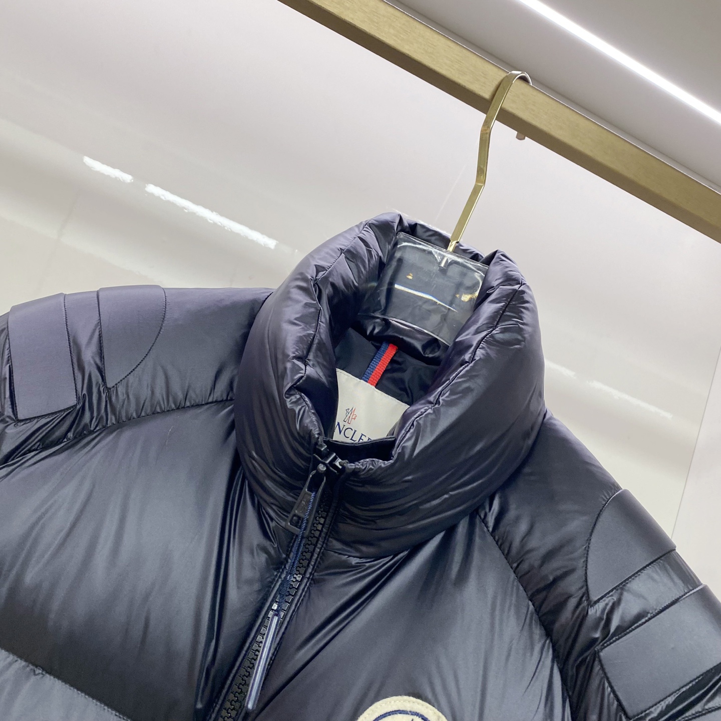 P550 Moncler 蒙口 2025最新款立领羽绒服 简约好看，时尚实用的基本款&hellip;&hellip;韩国订单，90鹅绒填充蓬松保暖，经典logo徽章刺绣，户外人体学原理设计的型板，配以纳米科技面料，外层手感特别好，拼缝细节和五金配件都完美精致，纯色高能款，百搭时尚尽显潮流魅力，情侣款 男女上身都好看。 立体剪裁，廓形时尚宽松：遵循人体工学的立体剪裁，于清爽宽阔的版型中，巧妙勾勒腰线肩型，兼顾风度与温度。甄选定制立体线条点缀于衣身；撞色品牌标识皮牌，于细微处承托不凡质感。
 舒适体验，随身而动：全90鹅绒饱满大朵，混合空气填充工艺带来极致柔软的亲肤体验 穿着便利温暖，时刻保持舒适时尚状态
黑色 杏色1-5，
1码胸围108衣长66肩袖长75；
2码胸围112衣长67肩袖长76；
3码胸围116衣长68肩袖长77；
4码胸围120衣长70肩袖长78；
5码胸围124衣长71肩袖长79；