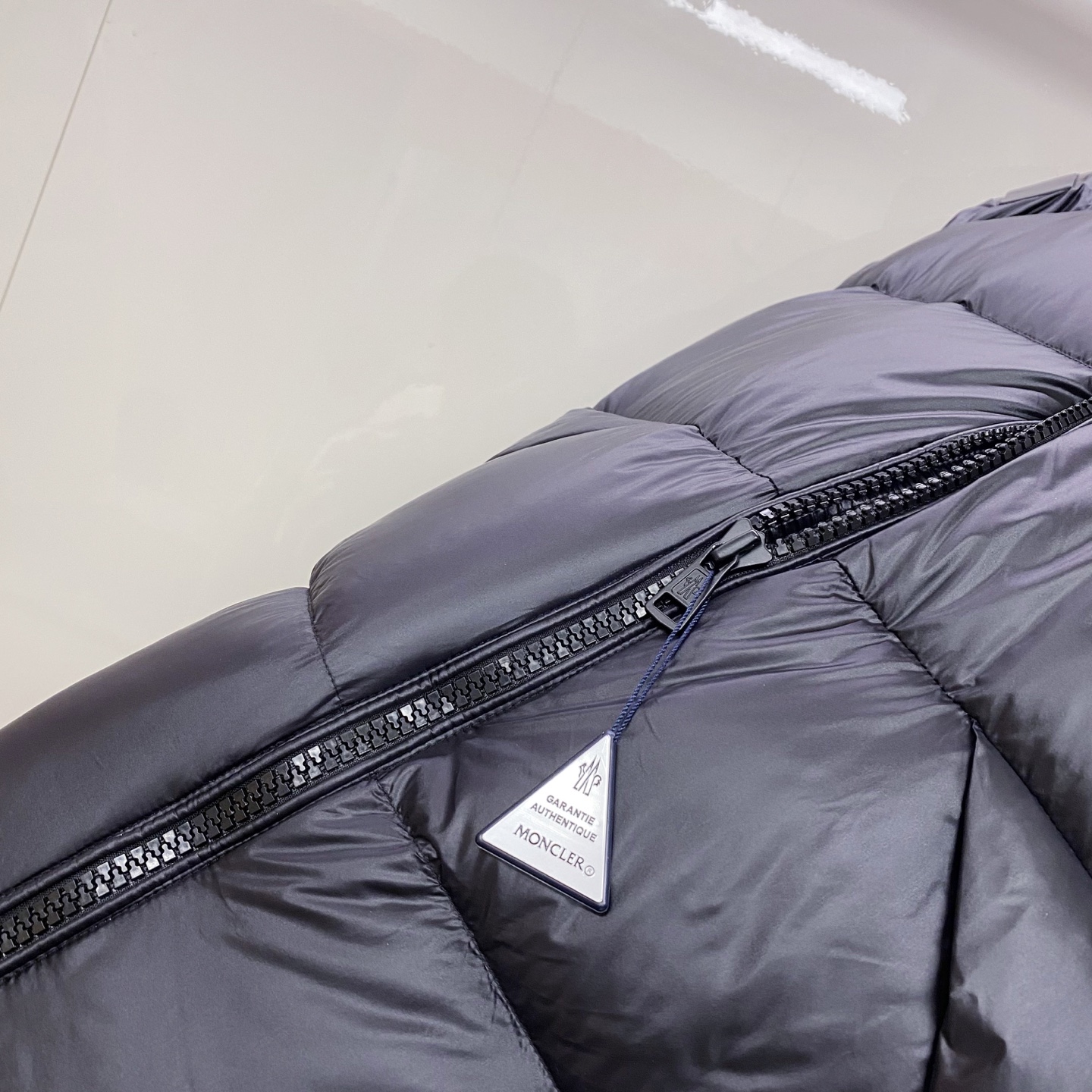 P550 Moncler 蒙口 2025最新款立领羽绒服 简约好看，时尚实用的基本款&hellip;&hellip;韩国订单，90鹅绒填充蓬松保暖，经典logo徽章刺绣，户外人体学原理设计的型板，配以纳米科技面料，外层手感特别好，拼缝细节和五金配件都完美精致，纯色高能款，百搭时尚尽显潮流魅力，情侣款 男女上身都好看。 立体剪裁，廓形时尚宽松：遵循人体工学的立体剪裁，于清爽宽阔的版型中，巧妙勾勒腰线肩型，兼顾风度与温度。甄选定制立体线条点缀于衣身；撞色品牌标识皮牌，于细微处承托不凡质感。
 舒适体验，随身而动：全90鹅绒饱满大朵，混合空气填充工艺带来极致柔软的亲肤体验 穿着便利温暖，时刻保持舒适时尚状态
黑色 杏色1-5，
1码胸围108衣长66肩袖长75；
2码胸围112衣长67肩袖长76；
3码胸围116衣长68肩袖长77；
4码胸围120衣长70肩袖长78；
5码胸围124衣长71肩袖长79；