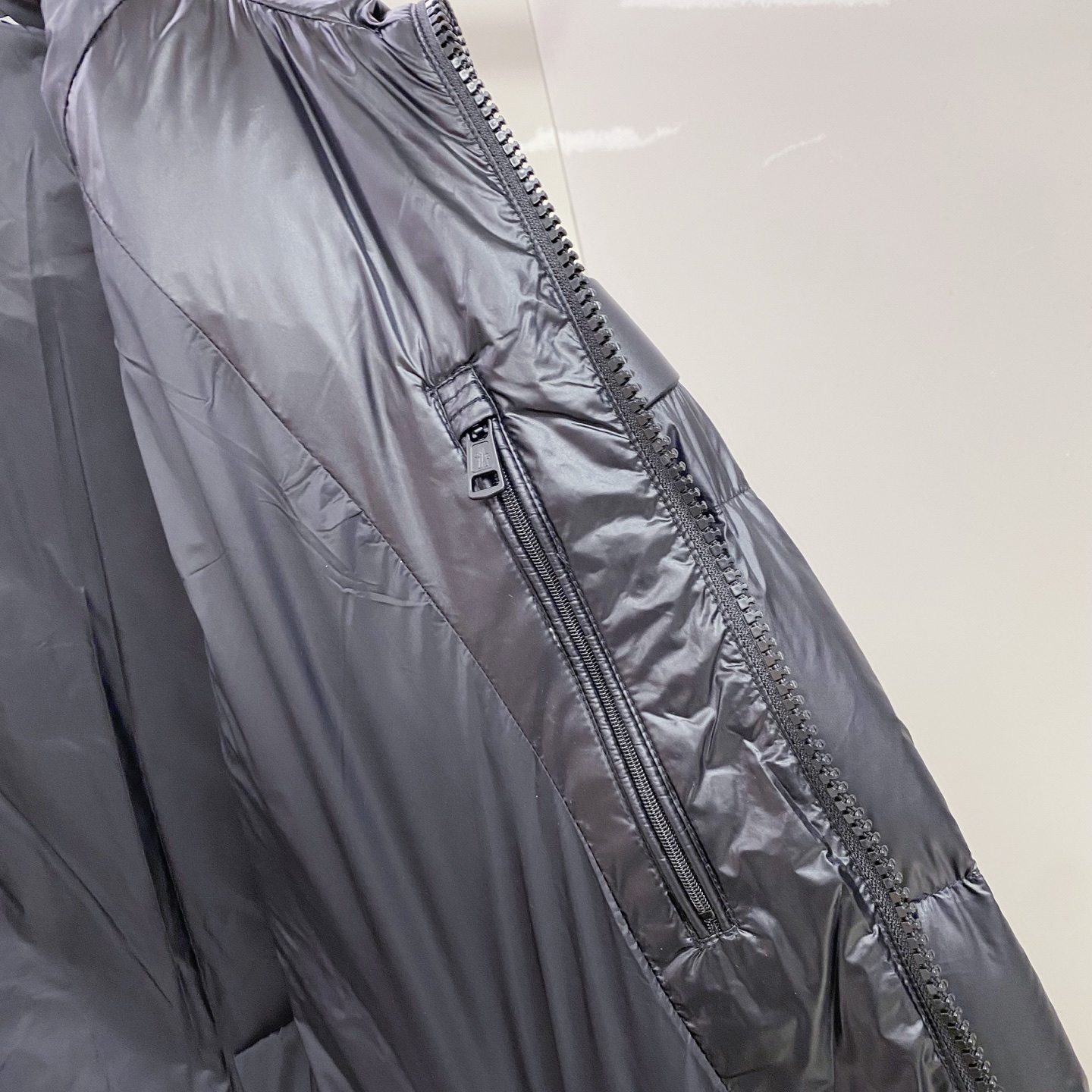 P550 Moncler 蒙口 2025最新款立领羽绒服 简约好看，时尚实用的基本款&hellip;&hellip;韩国订单，90鹅绒填充蓬松保暖，经典logo徽章刺绣，户外人体学原理设计的型板，配以纳米科技面料，外层手感特别好，拼缝细节和五金配件都完美精致，纯色高能款，百搭时尚尽显潮流魅力，情侣款 男女上身都好看。 立体剪裁，廓形时尚宽松：遵循人体工学的立体剪裁，于清爽宽阔的版型中，巧妙勾勒腰线肩型，兼顾风度与温度。甄选定制立体线条点缀于衣身；撞色品牌标识皮牌，于细微处承托不凡质感。
 舒适体验，随身而动：全90鹅绒饱满大朵，混合空气填充工艺带来极致柔软的亲肤体验 穿着便利温暖，时刻保持舒适时尚状态
黑色 杏色1-5，
1码胸围108衣长66肩袖长75；
2码胸围112衣长67肩袖长76；
3码胸围116衣长68肩袖长77；
4码胸围120衣长70肩袖长78；
5码胸围124衣长71肩袖长79；