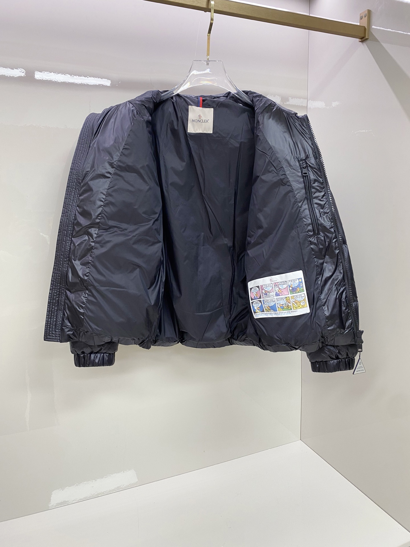 P550 Moncler 蒙口 2025最新款立领羽绒服 简约好看，时尚实用的基本款&hellip;&hellip;韩国订单，90鹅绒填充蓬松保暖，经典logo徽章刺绣，户外人体学原理设计的型板，配以纳米科技面料，外层手感特别好，拼缝细节和五金配件都完美精致，纯色高能款，百搭时尚尽显潮流魅力，情侣款 男女上身都好看。 立体剪裁，廓形时尚宽松：遵循人体工学的立体剪裁，于清爽宽阔的版型中，巧妙勾勒腰线肩型，兼顾风度与温度。甄选定制立体线条点缀于衣身；撞色品牌标识皮牌，于细微处承托不凡质感。
 舒适体验，随身而动：全90鹅绒饱满大朵，混合空气填充工艺带来极致柔软的亲肤体验 穿着便利温暖，时刻保持舒适时尚状态
黑色 杏色1-5，
1码胸围108衣长66肩袖长75；
2码胸围112衣长67肩袖长76；
3码胸围116衣长68肩袖长77；
4码胸围120衣长70肩袖长78；
5码胸围124衣长71肩袖长79；