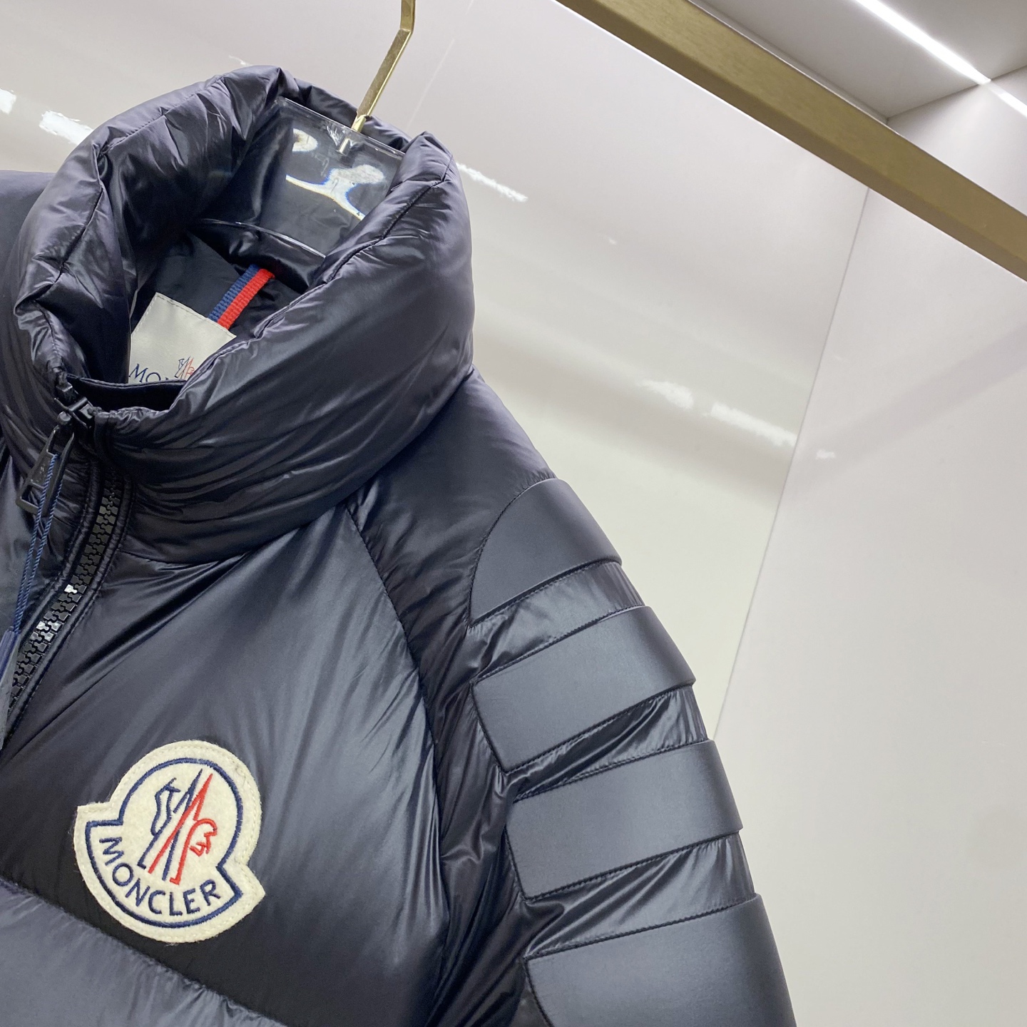 P550 Moncler 蒙口 2025最新款立领羽绒服 简约好看，时尚实用的基本款&hellip;&hellip;韩国订单，90鹅绒填充蓬松保暖，经典logo徽章刺绣，户外人体学原理设计的型板，配以纳米科技面料，外层手感特别好，拼缝细节和五金配件都完美精致，纯色高能款，百搭时尚尽显潮流魅力，情侣款 男女上身都好看。 立体剪裁，廓形时尚宽松：遵循人体工学的立体剪裁，于清爽宽阔的版型中，巧妙勾勒腰线肩型，兼顾风度与温度。甄选定制立体线条点缀于衣身；撞色品牌标识皮牌，于细微处承托不凡质感。
 舒适体验，随身而动：全90鹅绒饱满大朵，混合空气填充工艺带来极致柔软的亲肤体验 穿着便利温暖，时刻保持舒适时尚状态
黑色 杏色1-5，
1码胸围108衣长66肩袖长75；
2码胸围112衣长67肩袖长76；
3码胸围116衣长68肩袖长77；
4码胸围120衣长70肩袖长78；
5码胸围124衣长71肩袖长79；