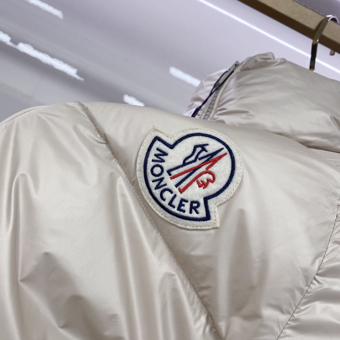 P550 Moncler 蒙口 2025最新款立领羽绒服 简约好看，时尚实用的基本款&hellip;&hellip;韩国订单，90鹅绒填充蓬松保暖，经典logo徽章刺绣，户外人体学原理设计的型板，配以纳米科技面料，外层手感特别好，拼缝细节和五金配件都完美精致，纯色高能款，百搭时尚尽显潮流魅力，情侣款 男女上身都好看。 立体剪裁，廓形时尚宽松：遵循人体工学的立体剪裁，于清爽宽阔的版型中，巧妙勾勒腰线肩型，兼顾风度与温度。甄选定制立体线条点缀于衣身；撞色品牌标识皮牌，于细微处承托不凡质感。
 舒适体验，随身而动：全90鹅绒饱满大朵，混合空气填充工艺带来极致柔软的亲肤体验 穿着便利温暖，时刻保持舒适时尚状态
黑色 杏色1-5，
1码胸围108衣长66肩袖长75；
2码胸围112衣长67肩袖长76；
3码胸围116衣长68肩袖长77；
4码胸围120衣长70肩袖长78；
5码胸围124衣长71肩袖长79；