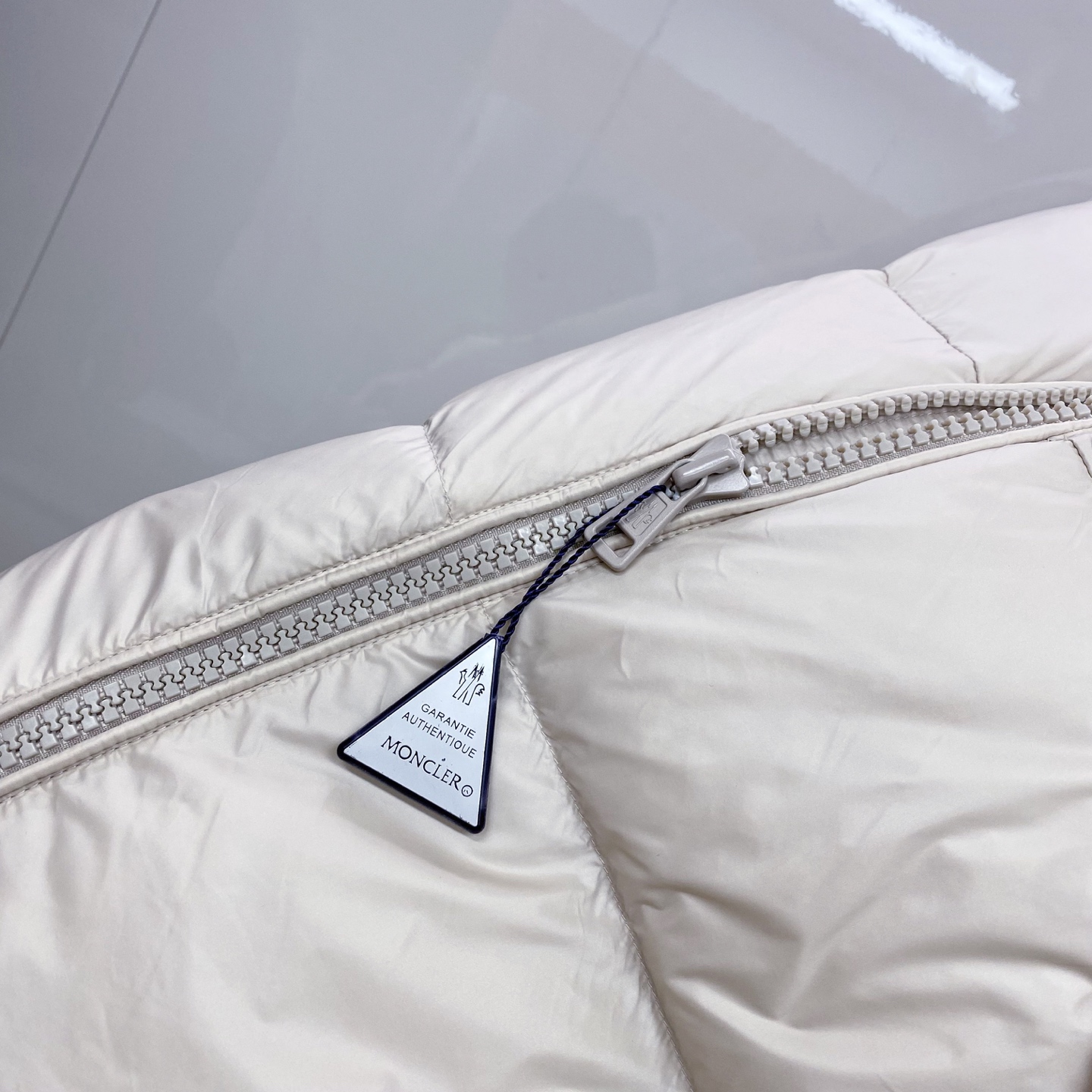 P550 Moncler 蒙口 2025最新款立领羽绒服 简约好看，时尚实用的基本款&hellip;&hellip;韩国订单，90鹅绒填充蓬松保暖，经典logo徽章刺绣，户外人体学原理设计的型板，配以纳米科技面料，外层手感特别好，拼缝细节和五金配件都完美精致，纯色高能款，百搭时尚尽显潮流魅力，情侣款 男女上身都好看。 立体剪裁，廓形时尚宽松：遵循人体工学的立体剪裁，于清爽宽阔的版型中，巧妙勾勒腰线肩型，兼顾风度与温度。甄选定制立体线条点缀于衣身；撞色品牌标识皮牌，于细微处承托不凡质感。
 舒适体验，随身而动：全90鹅绒饱满大朵，混合空气填充工艺带来极致柔软的亲肤体验 穿着便利温暖，时刻保持舒适时尚状态
黑色 杏色1-5，
1码胸围108衣长66肩袖长75；
2码胸围112衣长67肩袖长76；
3码胸围116衣长68肩袖长77；
4码胸围120衣长70肩袖长78；
5码胸围124衣长71肩袖长79；