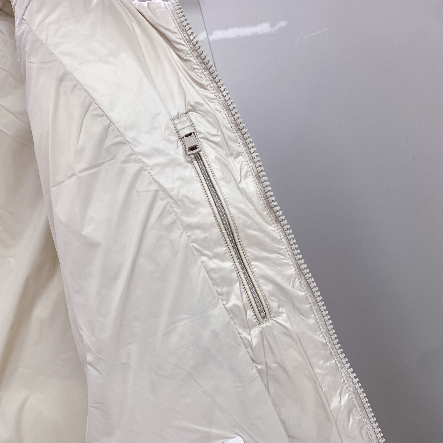 P550 Moncler 蒙口 2025最新款立领羽绒服 简约好看，时尚实用的基本款&hellip;&hellip;韩国订单，90鹅绒填充蓬松保暖，经典logo徽章刺绣，户外人体学原理设计的型板，配以纳米科技面料，外层手感特别好，拼缝细节和五金配件都完美精致，纯色高能款，百搭时尚尽显潮流魅力，情侣款 男女上身都好看。 立体剪裁，廓形时尚宽松：遵循人体工学的立体剪裁，于清爽宽阔的版型中，巧妙勾勒腰线肩型，兼顾风度与温度。甄选定制立体线条点缀于衣身；撞色品牌标识皮牌，于细微处承托不凡质感。
 舒适体验，随身而动：全90鹅绒饱满大朵，混合空气填充工艺带来极致柔软的亲肤体验 穿着便利温暖，时刻保持舒适时尚状态
黑色 杏色1-5，
1码胸围108衣长66肩袖长75；
2码胸围112衣长67肩袖长76；
3码胸围116衣长68肩袖长77；
4码胸围120衣长70肩袖长78；
5码胸围124衣长71肩袖长79；