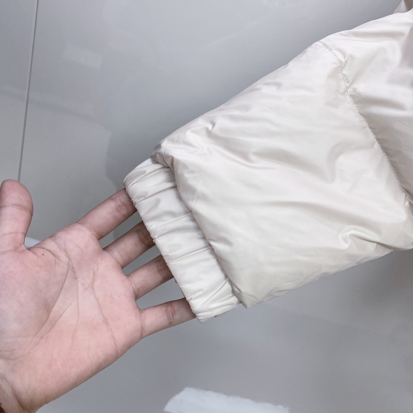 P550 Moncler 蒙口 2025最新款立领羽绒服 简约好看，时尚实用的基本款&hellip;&hellip;韩国订单，90鹅绒填充蓬松保暖，经典logo徽章刺绣，户外人体学原理设计的型板，配以纳米科技面料，外层手感特别好，拼缝细节和五金配件都完美精致，纯色高能款，百搭时尚尽显潮流魅力，情侣款 男女上身都好看。 立体剪裁，廓形时尚宽松：遵循人体工学的立体剪裁，于清爽宽阔的版型中，巧妙勾勒腰线肩型，兼顾风度与温度。甄选定制立体线条点缀于衣身；撞色品牌标识皮牌，于细微处承托不凡质感。
 舒适体验，随身而动：全90鹅绒饱满大朵，混合空气填充工艺带来极致柔软的亲肤体验 穿着便利温暖，时刻保持舒适时尚状态
黑色 杏色1-5，
1码胸围108衣长66肩袖长75；
2码胸围112衣长67肩袖长76；
3码胸围116衣长68肩袖长77；
4码胸围120衣长70肩袖长78；
5码胸围124衣长71肩袖长79；