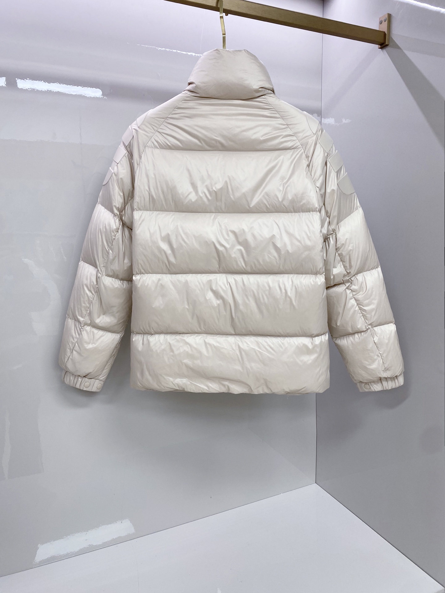 P550 Moncler 蒙口 2025最新款立领羽绒服 简约好看，时尚实用的基本款&hellip;&hellip;韩国订单，90鹅绒填充蓬松保暖，经典logo徽章刺绣，户外人体学原理设计的型板，配以纳米科技面料，外层手感特别好，拼缝细节和五金配件都完美精致，纯色高能款，百搭时尚尽显潮流魅力，情侣款 男女上身都好看。 立体剪裁，廓形时尚宽松：遵循人体工学的立体剪裁，于清爽宽阔的版型中，巧妙勾勒腰线肩型，兼顾风度与温度。甄选定制立体线条点缀于衣身；撞色品牌标识皮牌，于细微处承托不凡质感。
 舒适体验，随身而动：全90鹅绒饱满大朵，混合空气填充工艺带来极致柔软的亲肤体验 穿着便利温暖，时刻保持舒适时尚状态
黑色 杏色1-5，
1码胸围108衣长66肩袖长75；
2码胸围112衣长67肩袖长76；
3码胸围116衣长68肩袖长77；
4码胸围120衣长70肩袖长78；
5码胸围124衣长71肩袖长79；