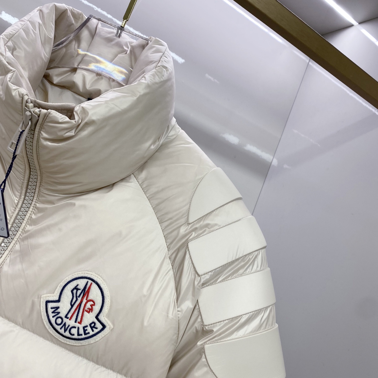 P550 Moncler 蒙口 2025最新款立领羽绒服 简约好看，时尚实用的基本款&hellip;&hellip;韩国订单，90鹅绒填充蓬松保暖，经典logo徽章刺绣，户外人体学原理设计的型板，配以纳米科技面料，外层手感特别好，拼缝细节和五金配件都完美精致，纯色高能款，百搭时尚尽显潮流魅力，情侣款 男女上身都好看。 立体剪裁，廓形时尚宽松：遵循人体工学的立体剪裁，于清爽宽阔的版型中，巧妙勾勒腰线肩型，兼顾风度与温度。甄选定制立体线条点缀于衣身；撞色品牌标识皮牌，于细微处承托不凡质感。
 舒适体验，随身而动：全90鹅绒饱满大朵，混合空气填充工艺带来极致柔软的亲肤体验 穿着便利温暖，时刻保持舒适时尚状态
黑色 杏色1-5，
1码胸围108衣长66肩袖长75；
2码胸围112衣长67肩袖长76；
3码胸围116衣长68肩袖长77；
4码胸围120衣长70肩袖长78；
5码胸围124衣长71肩袖长79；