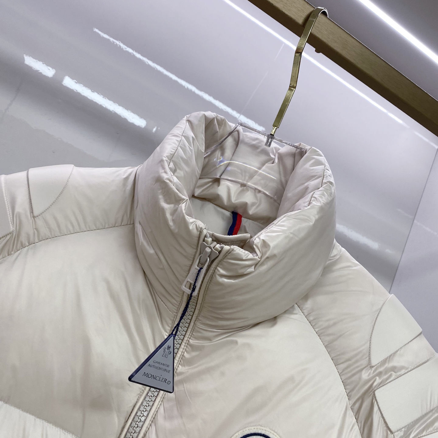 P550 Moncler 蒙口 2025最新款立领羽绒服 简约好看，时尚实用的基本款&hellip;&hellip;韩国订单，90鹅绒填充蓬松保暖，经典logo徽章刺绣，户外人体学原理设计的型板，配以纳米科技面料，外层手感特别好，拼缝细节和五金配件都完美精致，纯色高能款，百搭时尚尽显潮流魅力，情侣款 男女上身都好看。 立体剪裁，廓形时尚宽松：遵循人体工学的立体剪裁，于清爽宽阔的版型中，巧妙勾勒腰线肩型，兼顾风度与温度。甄选定制立体线条点缀于衣身；撞色品牌标识皮牌，于细微处承托不凡质感。
 舒适体验，随身而动：全90鹅绒饱满大朵，混合空气填充工艺带来极致柔软的亲肤体验 穿着便利温暖，时刻保持舒适时尚状态
黑色 杏色1-5，
1码胸围108衣长66肩袖长75；
2码胸围112衣长67肩袖长76；
3码胸围116衣长68肩袖长77；
4码胸围120衣长70肩袖长78；
5码胸围124衣长71肩袖长79；
