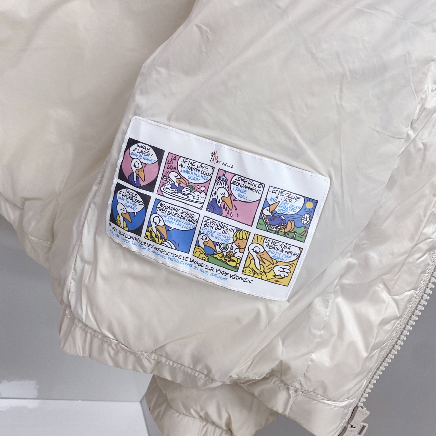 P550 Moncler 蒙口 2025最新款立领羽绒服 简约好看，时尚实用的基本款&hellip;&hellip;韩国订单，90鹅绒填充蓬松保暖，经典logo徽章刺绣，户外人体学原理设计的型板，配以纳米科技面料，外层手感特别好，拼缝细节和五金配件都完美精致，纯色高能款，百搭时尚尽显潮流魅力，情侣款 男女上身都好看。 立体剪裁，廓形时尚宽松：遵循人体工学的立体剪裁，于清爽宽阔的版型中，巧妙勾勒腰线肩型，兼顾风度与温度。甄选定制立体线条点缀于衣身；撞色品牌标识皮牌，于细微处承托不凡质感。
 舒适体验，随身而动：全90鹅绒饱满大朵，混合空气填充工艺带来极致柔软的亲肤体验 穿着便利温暖，时刻保持舒适时尚状态
黑色 杏色1-5，
1码胸围108衣长66肩袖长75；
2码胸围112衣长67肩袖长76；
3码胸围116衣长68肩袖长77；
4码胸围120衣长70肩袖长78；
5码胸围124衣长71肩袖长79；