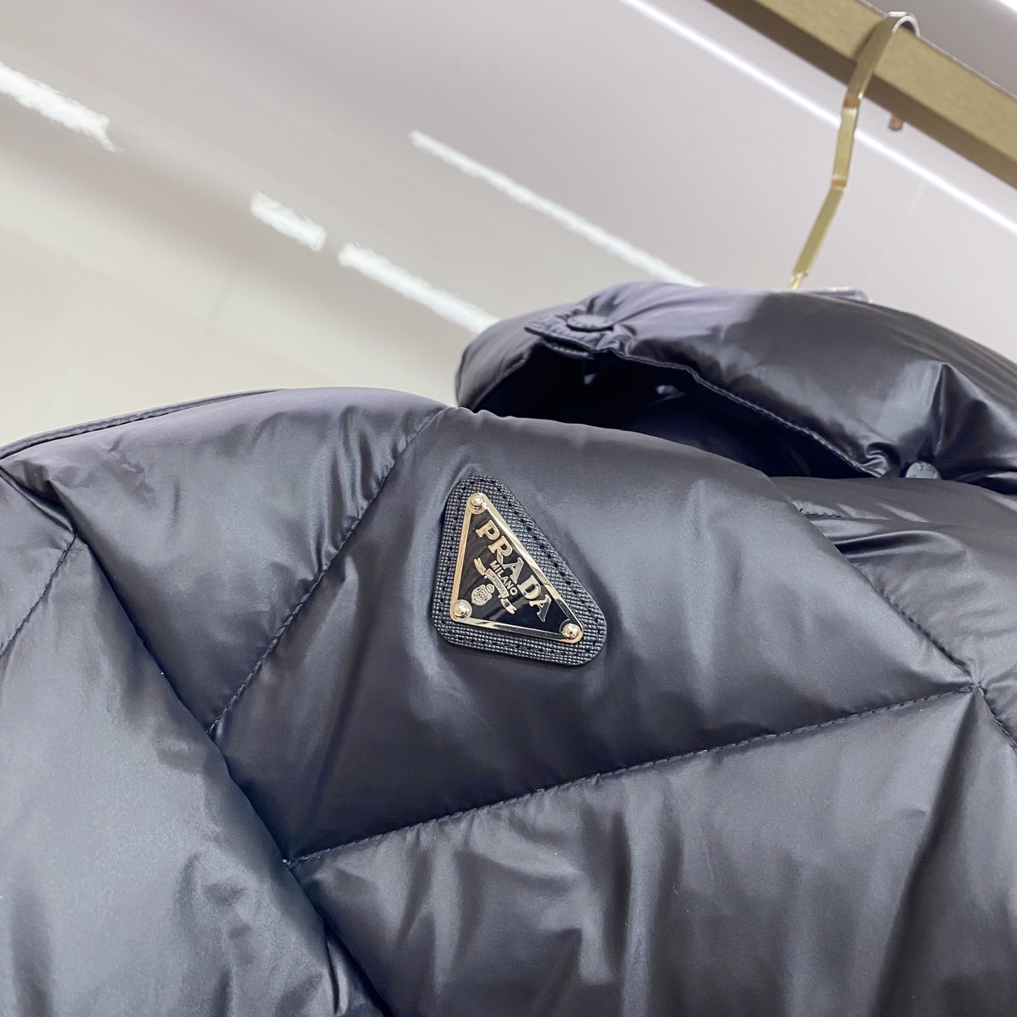 🆕Prada 普拉达 2025年冬季新款立领连帽羽绒服可脱卸连帽菱形阶梯羽绒服～客供定制拉链 胸口三角徽