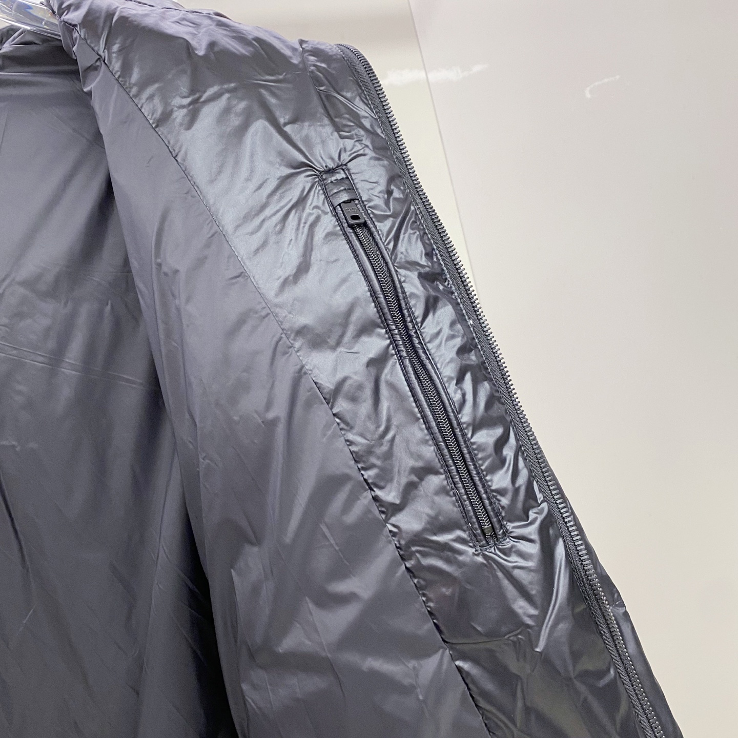 🆕Prada 普拉达 2025年冬季新款立领连帽羽绒服可脱卸连帽菱形阶梯羽绒服～客供定制拉链 胸口三角徽