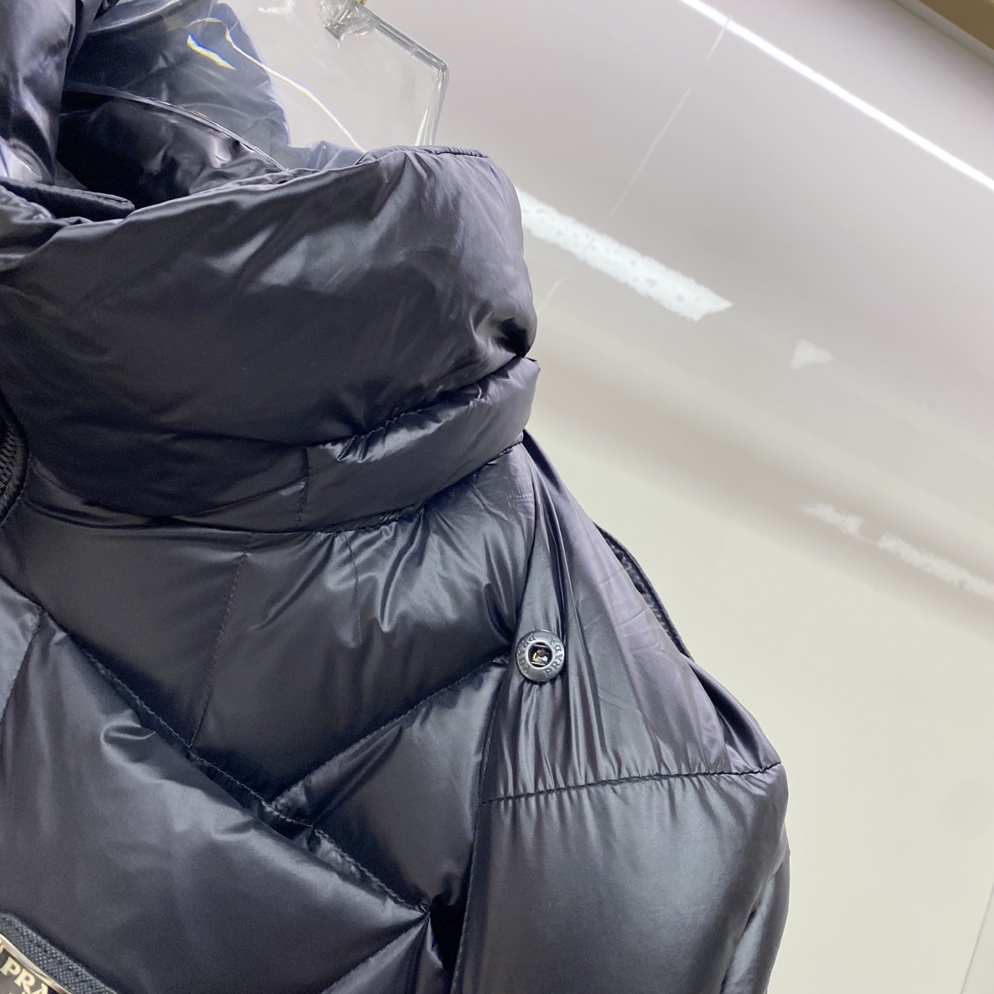 🆕Prada 普拉达 2025年冬季新款立领连帽羽绒服可脱卸连帽菱形阶梯羽绒服～客供定制拉链 胸口三角徽