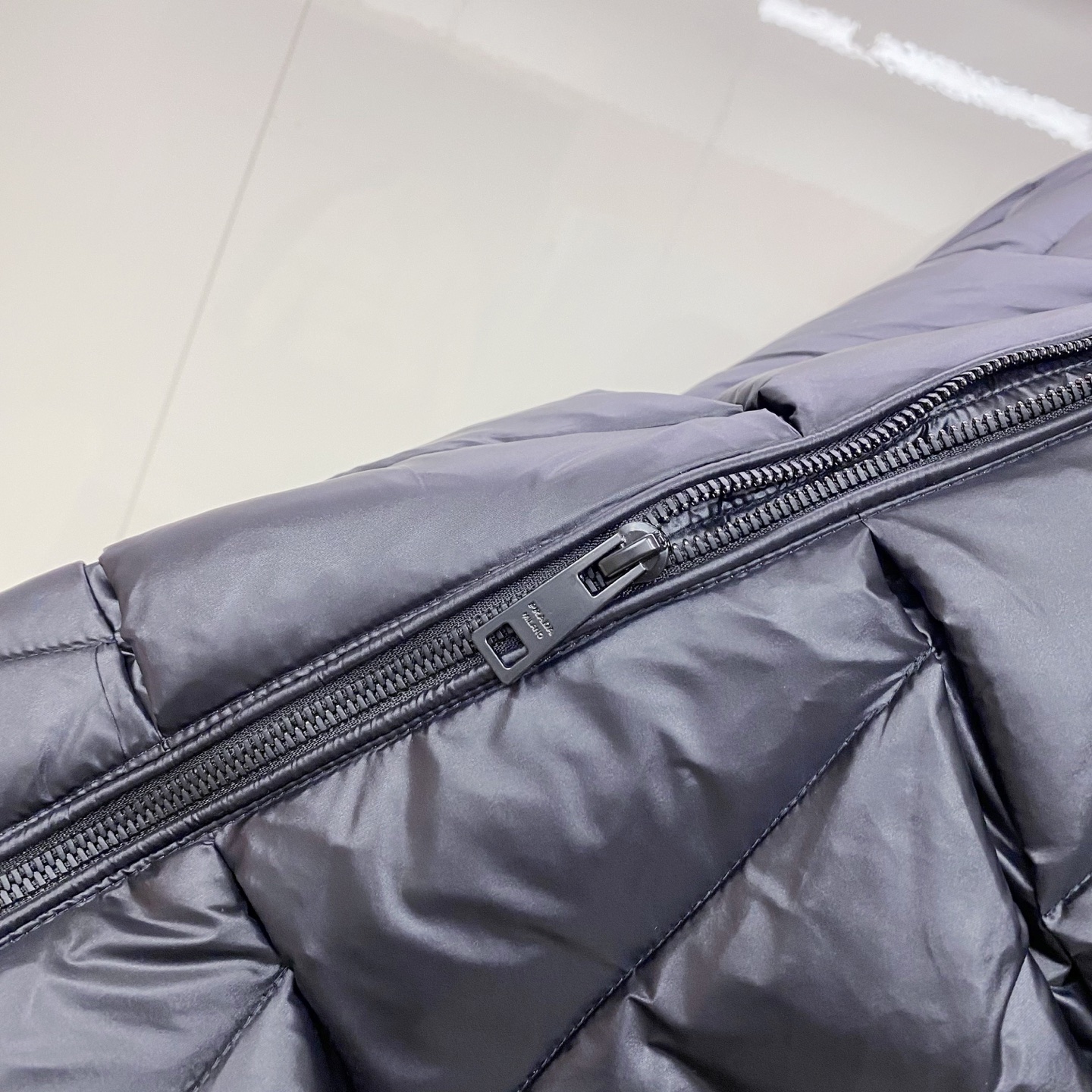 🆕Prada 普拉达 2025年冬季新款立领连帽羽绒服可脱卸连帽菱形阶梯羽绒服～客供定制拉链 胸口三角徽