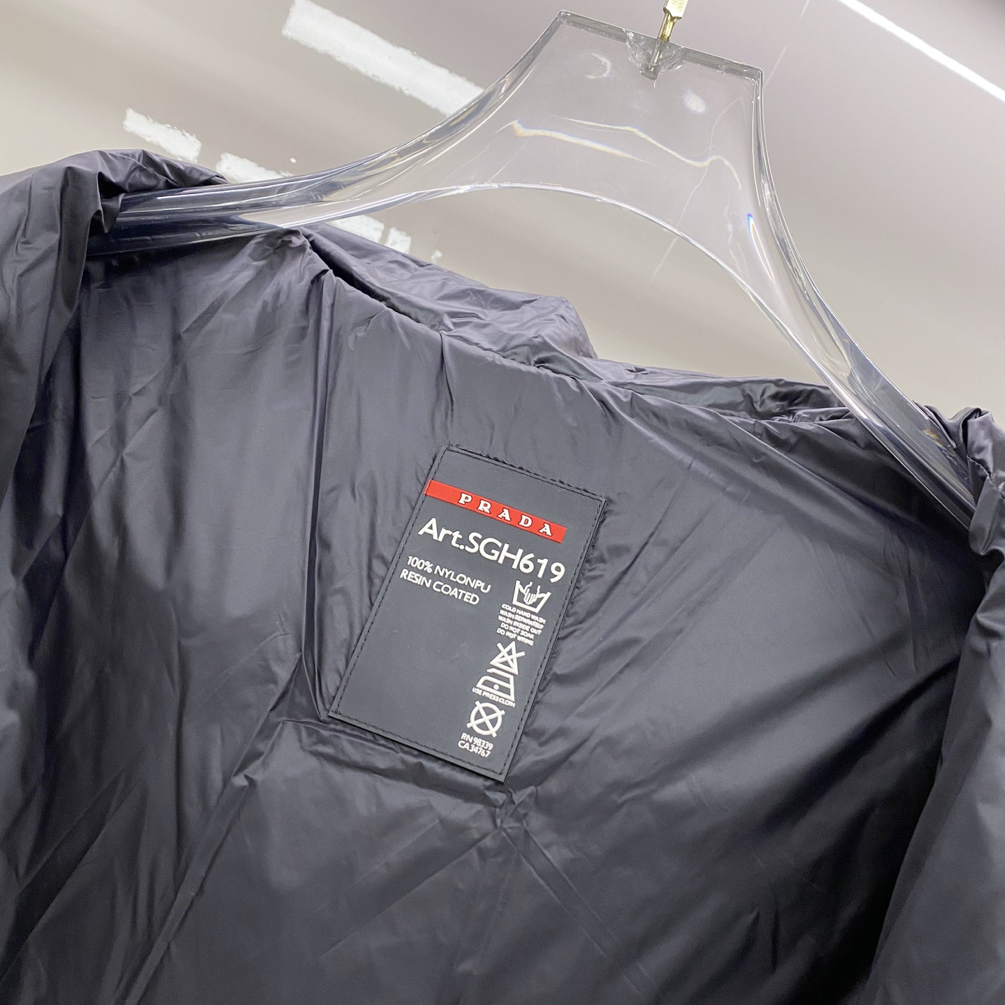 🆕Prada 普拉达 2025年冬季新款立领连帽羽绒服可脱卸连帽菱形阶梯羽绒服～客供定制拉链 胸口三角徽