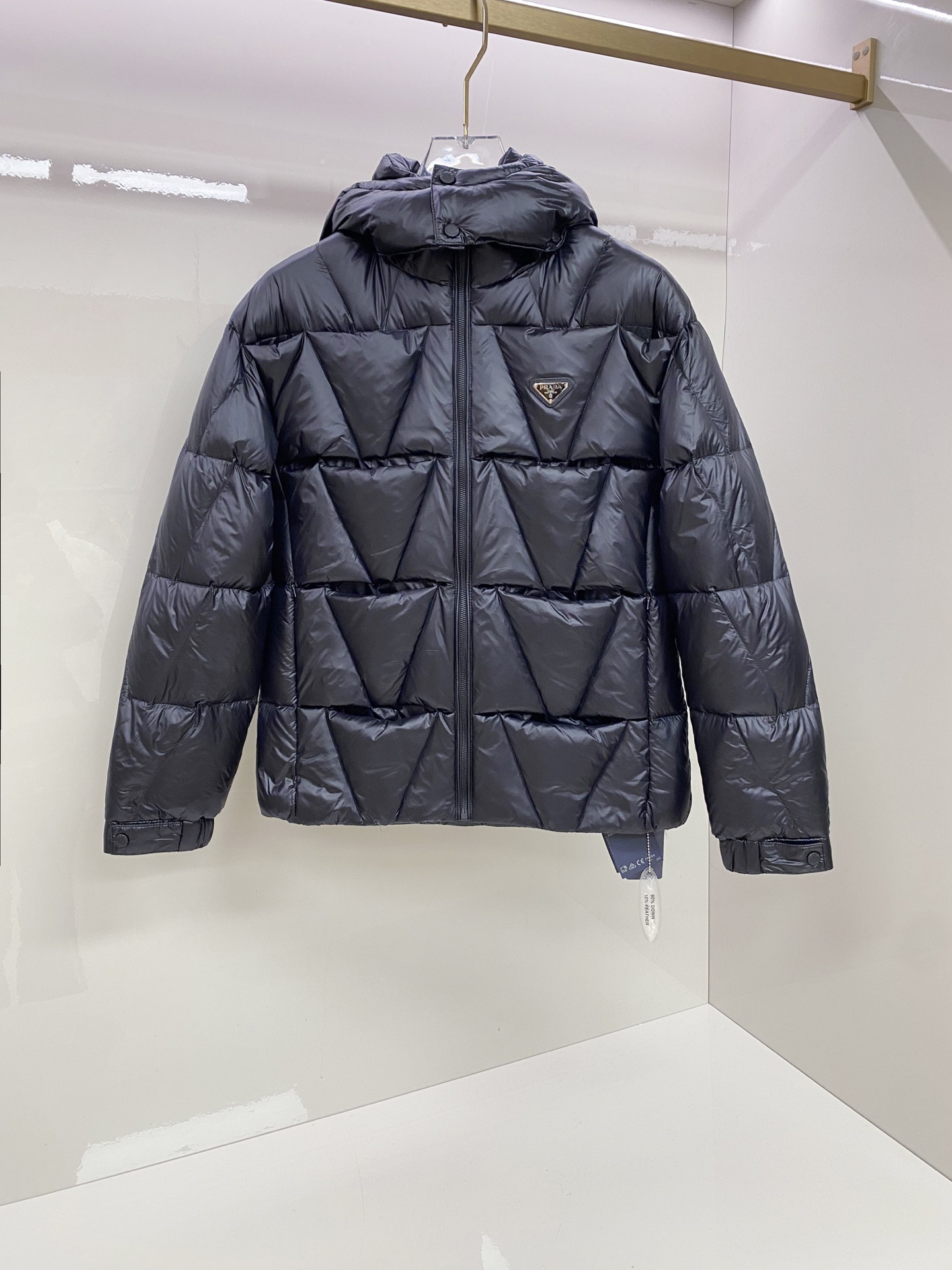 NO:692019,Prada 2025 Winter New Stand Collar Hooded Down Jacket Detachable hooded rhombus ladder down jacket ~ Customized zippers for customers. Triangular badge embellishment on the chest. The front and rear of the down jacket are made of a stepped three-dimensional structure. The entire down jacket adopts three-dimensional quilting technology. Each step has a uniform, full and fluffy effect!  All body shapes can be easily controlled. The style is classic and timeless. Warm and practical. Top quality. Customized special fabrics with top silky feel. Versatile original customized ultra-fine stretch fabric. Customized 90 white duck down filling. Light, soft, comfortable, warm and stylish!  Black 48-56, size 48 shoulder width 54 bust 106 length 67 sleeve length 58; size 50 shoulder width 55 bust 110 length 68 sleeve length 59; size 52 shoulder width 56 bust 114 length 69 sleeve length 60; size 54 shoulder width 57 bust 118 length 71 sleeve length 61;  Size 56, shoulder width 58, bust 122, length 72, sleeve length 62;,,prada,prada,down jacket,hats,19860909Prada 普拉达 2025年冬季新款立领连帽羽绒服 可脱卸连帽菱形阶梯羽绒服～客供定制拉链 胸口三角徽章点缀 前后用阶梯式立体结构做羽绒服整体采用立体绗缝工艺,每一格阶梯都均匀饱满蓬松的效果！所有身材都可以轻松驾驭 款式经典永不过时 保暖又实穿 顶级品质 私订特殊面料手感顶级丝滑 百搭款原版定制超细微弹面料 定制90白鸭绒填充 轻盈柔软舒适 保暖有型！ 黑色48-56, 48码肩宽54胸围106衣长67袖长58； 50码肩宽55胸围110衣长68袖长59； 52码肩宽56胸围114衣长69袖长60； 54码肩宽57胸围118衣长71袖长61； 56码肩宽58胸围122衣长72袖长62；,,prada,prada,down jacket,hats,,Men's clothing