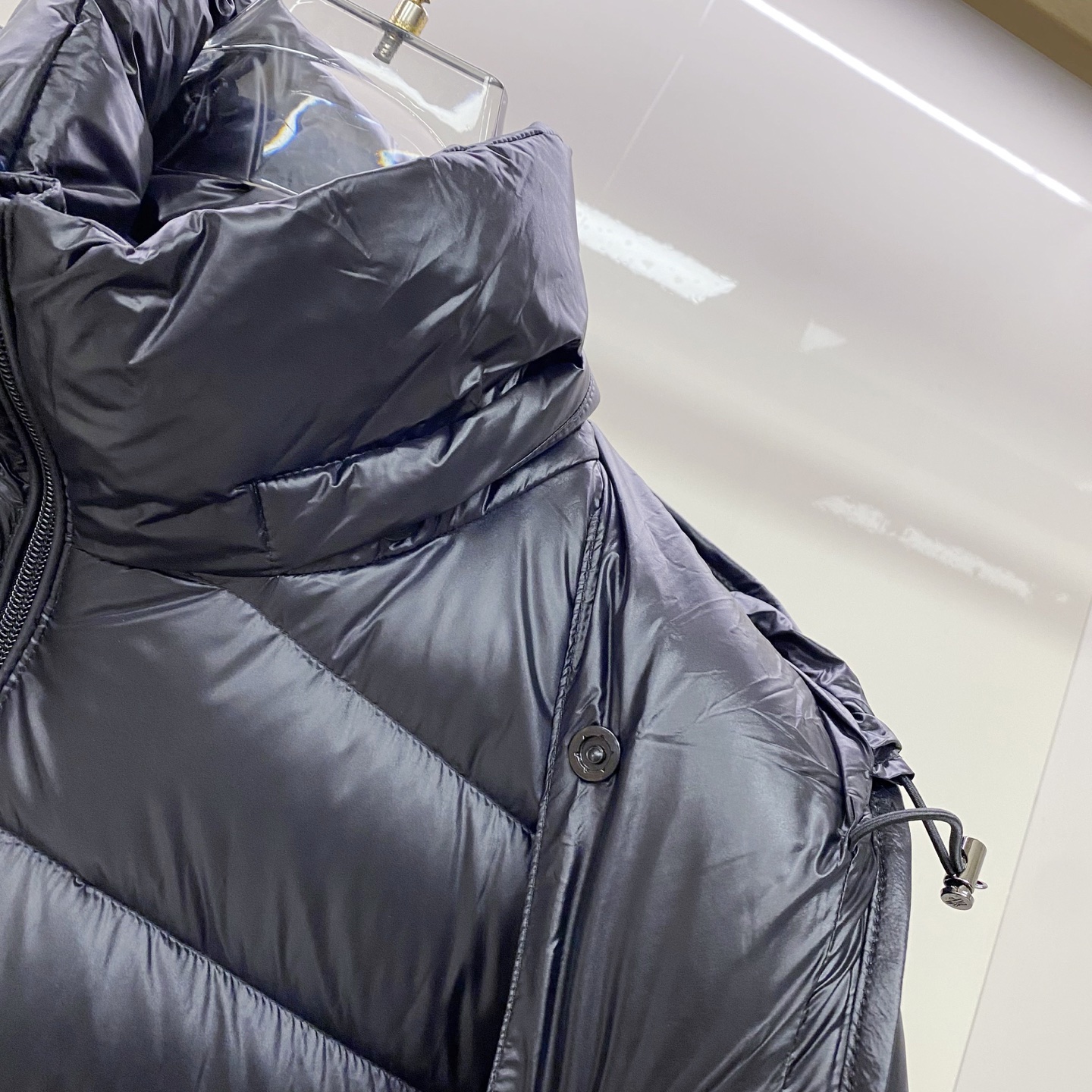 P550 Moncler蒙口 2025秋冬新款可脱卸连帽羽绒服外套，贸易公司订单 因为专注，所以用心！整体简洁清爽，蓬感厚实，版裁修身 手臂处logo标志✅点缀 条纹点缀动感时尚不单调！高领防风设计，舒适保暖！科技面料&middot;微纤维、柔软、防水。90％白鸭绒填充轻盈、柔软、舒适、保暖。直拉链开合、可脱卸连帽设计、贴合颈部、柔软舒适、锁温保暖。低调奢华 细节🈵️满 至简、大方、灵活百搭、穿出自己的时尚型格。
Y106，黑色1-5，
1码肩宽48胸围106衣长67袖长62；
2码肩宽49胸围110衣长68袖长63；
3码肩宽50胸围114衣长69袖长64；
4码肩宽51胸围118衣长71袖长65；
5码肩宽52胸围122衣长72袖长66；