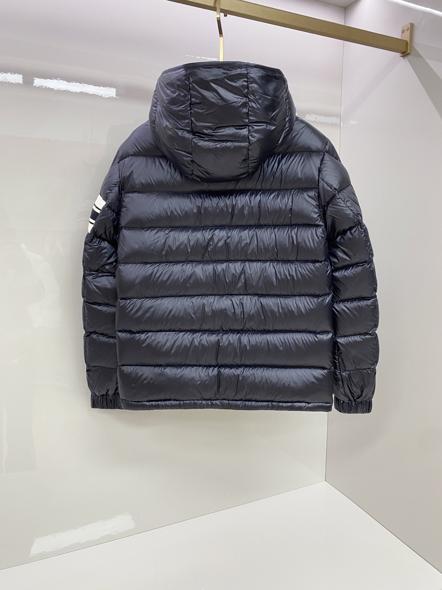 P550 Moncler蒙口 2025秋冬新款可脱卸连帽羽绒服外套，贸易公司订单 因为专注，所以用心！整体简洁清爽，蓬感厚实，版裁修身 手臂处logo标志✅点缀 条纹点缀动感时尚不单调！高领防风设计，舒适保暖！科技面料&middot;微纤维、柔软、防水。90％白鸭绒填充轻盈、柔软、舒适、保暖。直拉链开合、可脱卸连帽设计、贴合颈部、柔软舒适、锁温保暖。低调奢华 细节🈵️满 至简、大方、灵活百搭、穿出自己的时尚型格。
Y106，黑色1-5，
1码肩宽48胸围106衣长67袖长62；
2码肩宽49胸围110衣长68袖长63；
3码肩宽50胸围114衣长69袖长64；
4码肩宽51胸围118衣长71袖长65；
5码肩宽52胸围122衣长72袖长66；