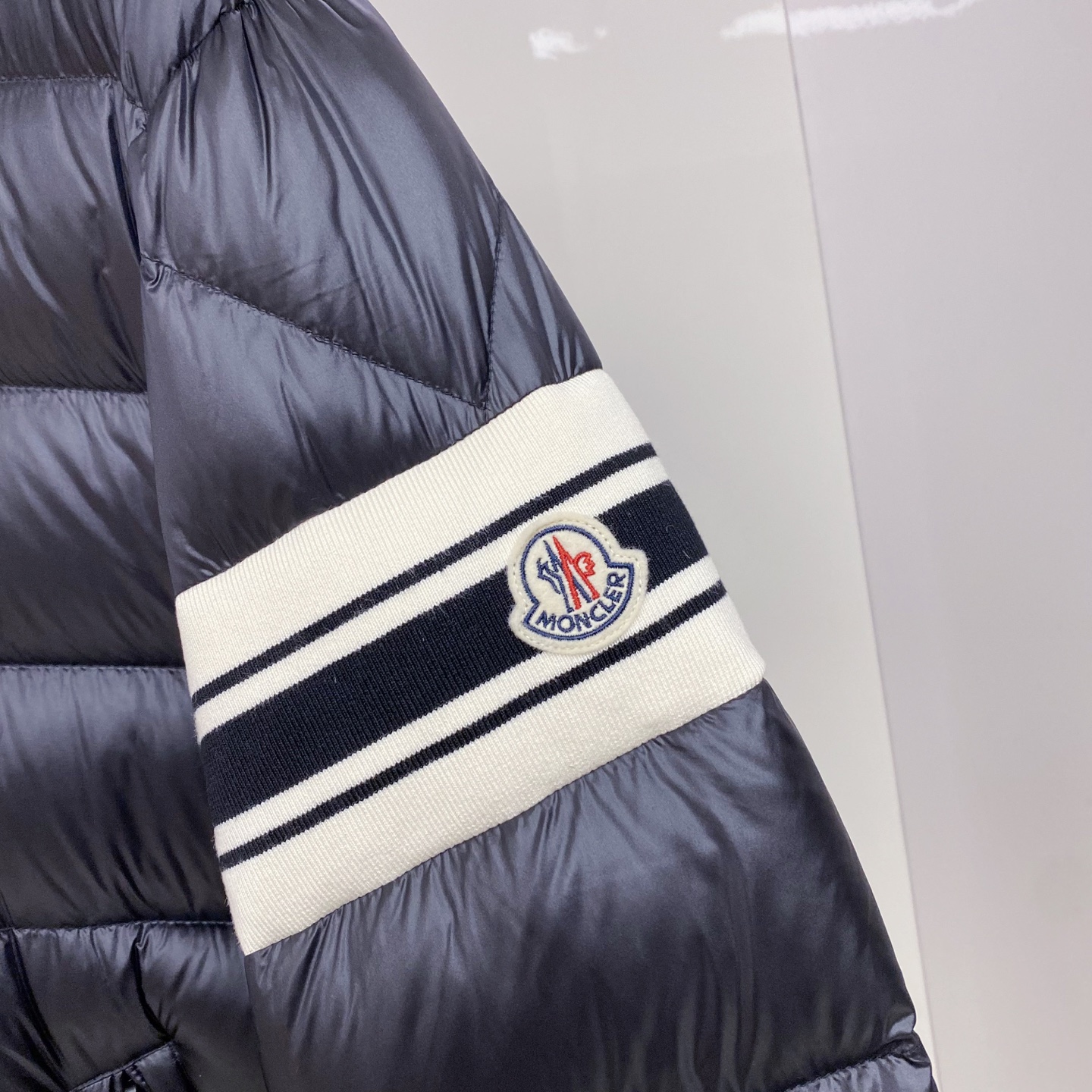 P550 Moncler蒙口 2025秋冬新款可脱卸连帽羽绒服外套，贸易公司订单 因为专注，所以用心！整体简洁清爽，蓬感厚实，版裁修身 手臂处logo标志✅点缀 条纹点缀动感时尚不单调！高领防风设计，舒适保暖！科技面料&middot;微纤维、柔软、防水。90％白鸭绒填充轻盈、柔软、舒适、保暖。直拉链开合、可脱卸连帽设计、贴合颈部、柔软舒适、锁温保暖。低调奢华 细节🈵️满 至简、大方、灵活百搭、穿出自己的时尚型格。
Y106，黑色1-5，
1码肩宽48胸围106衣长67袖长62；
2码肩宽49胸围110衣长68袖长63；
3码肩宽50胸围114衣长69袖长64；
4码肩宽51胸围118衣长71袖长65；
5码肩宽52胸围122衣长72袖长66；