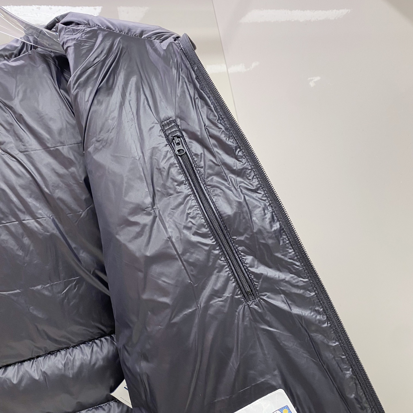 P550 Moncler蒙口 2025秋冬新款可脱卸连帽羽绒服外套，贸易公司订单 因为专注，所以用心！整体简洁清爽，蓬感厚实，版裁修身 手臂处logo标志✅点缀 条纹点缀动感时尚不单调！高领防风设计，舒适保暖！科技面料&middot;微纤维、柔软、防水。90％白鸭绒填充轻盈、柔软、舒适、保暖。直拉链开合、可脱卸连帽设计、贴合颈部、柔软舒适、锁温保暖。低调奢华 细节🈵️满 至简、大方、灵活百搭、穿出自己的时尚型格。
Y106，黑色1-5，
1码肩宽48胸围106衣长67袖长62；
2码肩宽49胸围110衣长68袖长63；
3码肩宽50胸围114衣长69袖长64；
4码肩宽51胸围118衣长71袖长65；
5码肩宽52胸围122衣长72袖长66；