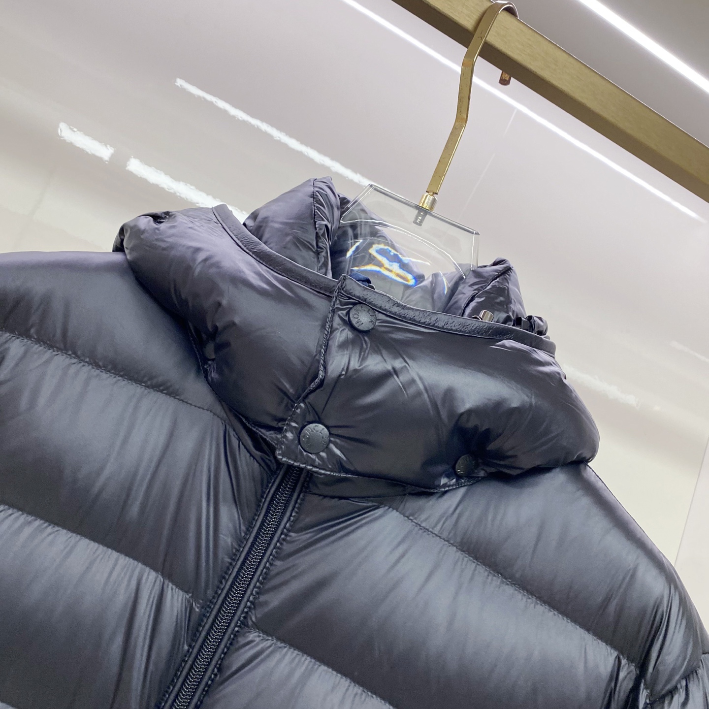 P550 Moncler蒙口 2025秋冬新款可脱卸连帽羽绒服外套，贸易公司订单 因为专注，所以用心！整体简洁清爽，蓬感厚实，版裁修身 手臂处logo标志✅点缀 条纹点缀动感时尚不单调！高领防风设计，舒适保暖！科技面料&middot;微纤维、柔软、防水。90％白鸭绒填充轻盈、柔软、舒适、保暖。直拉链开合、可脱卸连帽设计、贴合颈部、柔软舒适、锁温保暖。低调奢华 细节🈵️满 至简、大方、灵活百搭、穿出自己的时尚型格。
Y106，黑色1-5，
1码肩宽48胸围106衣长67袖长62；
2码肩宽49胸围110衣长68袖长63；
3码肩宽50胸围114衣长69袖长64；
4码肩宽51胸围118衣长71袖长65；
5码肩宽52胸围122衣长72袖长66；