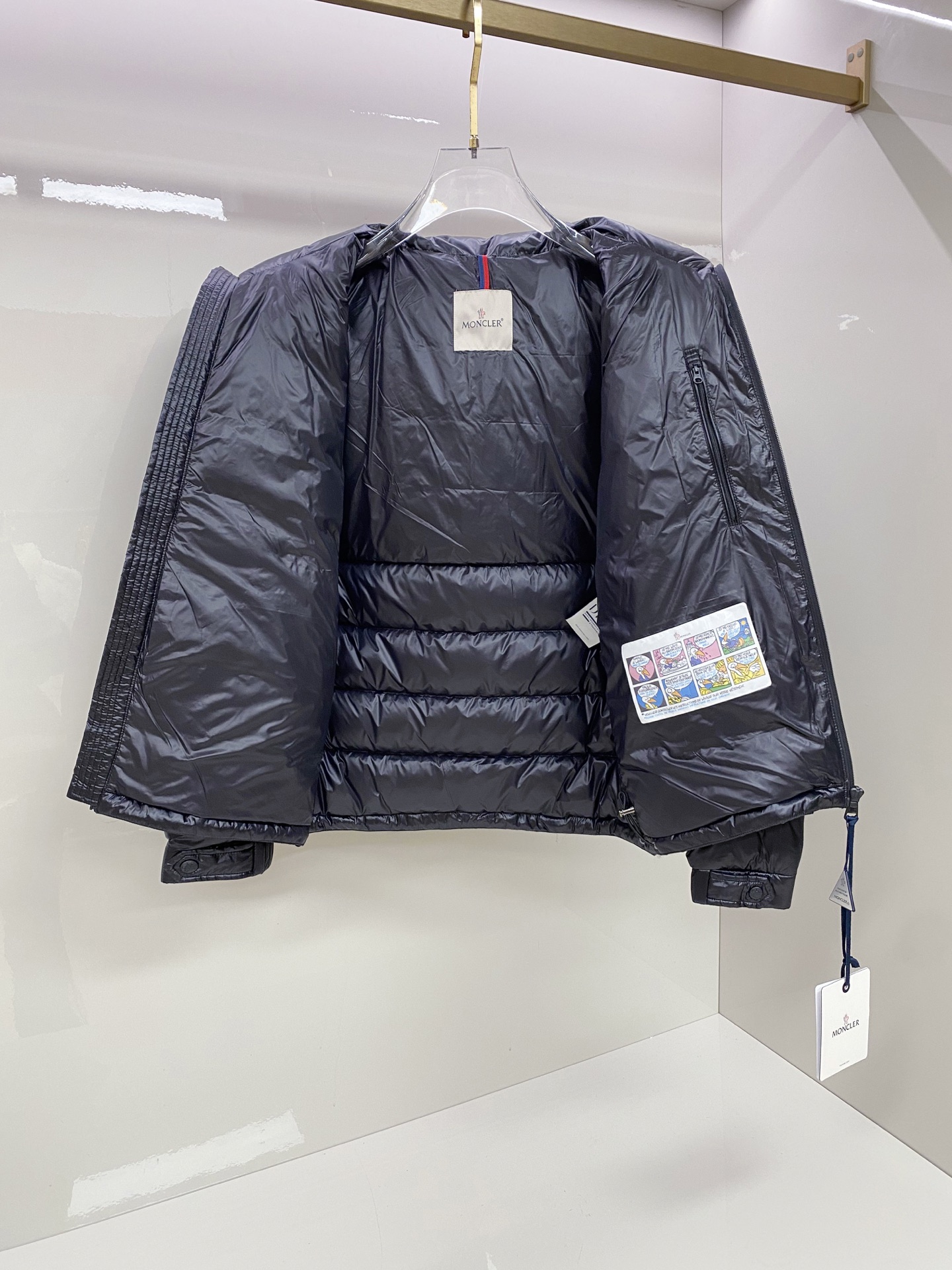 Moncler蒙口 2025秋冬新款可脱卸连帽羽绒服外套，贸易公司订单 因为专注，所以用心！整体简洁清爽