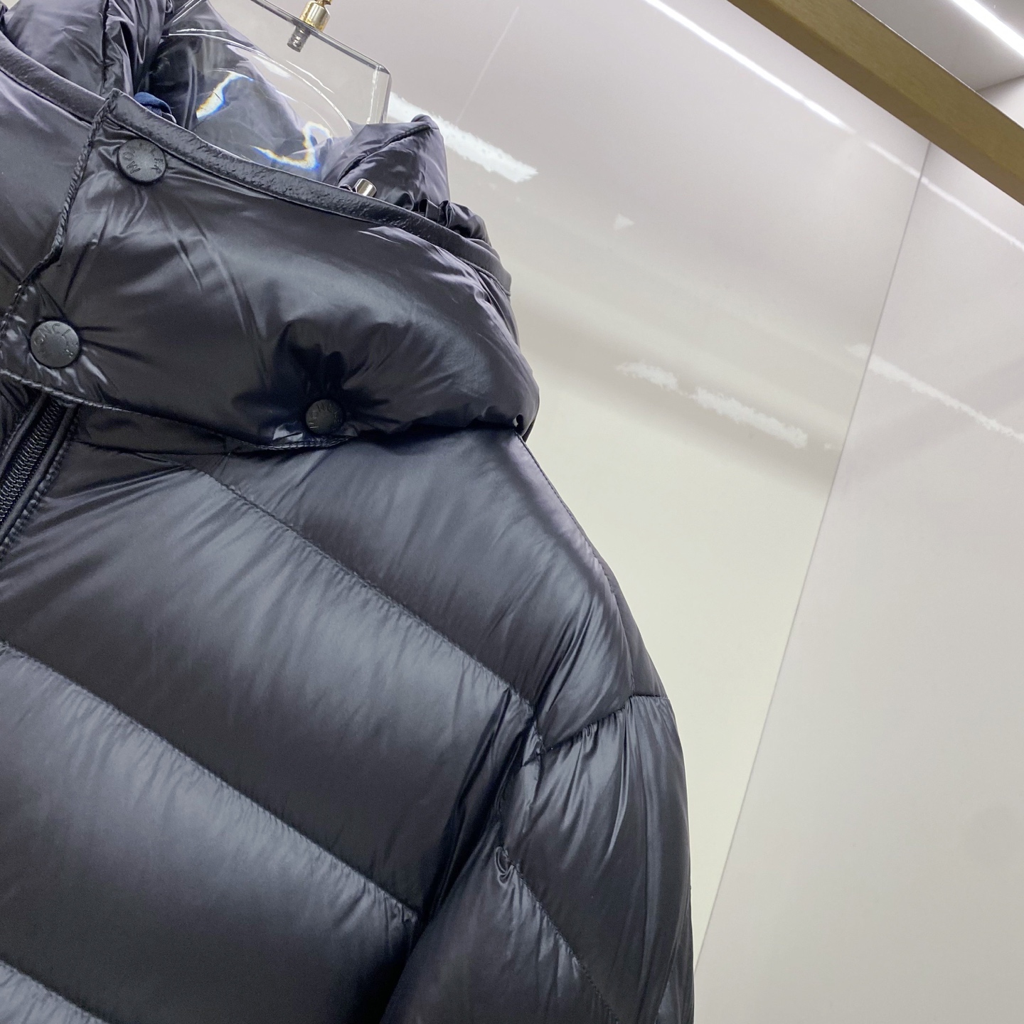 P550 Moncler蒙口 2025秋冬新款可脱卸连帽羽绒服外套，贸易公司订单 因为专注，所以用心！整体简洁清爽，蓬感厚实，版裁修身 手臂处logo标志✅点缀 条纹点缀动感时尚不单调！高领防风设计，舒适保暖！科技面料&middot;微纤维、柔软、防水。90％白鸭绒填充轻盈、柔软、舒适、保暖。直拉链开合、可脱卸连帽设计、贴合颈部、柔软舒适、锁温保暖。低调奢华 细节🈵️满 至简、大方、灵活百搭、穿出自己的时尚型格。
Y106，黑色1-5，
1码肩宽48胸围106衣长67袖长62；
2码肩宽49胸围110衣长68袖长63；
3码肩宽50胸围114衣长69袖长64；
4码肩宽51胸围118衣长71袖长65；
5码肩宽52胸围122衣长72袖长66；