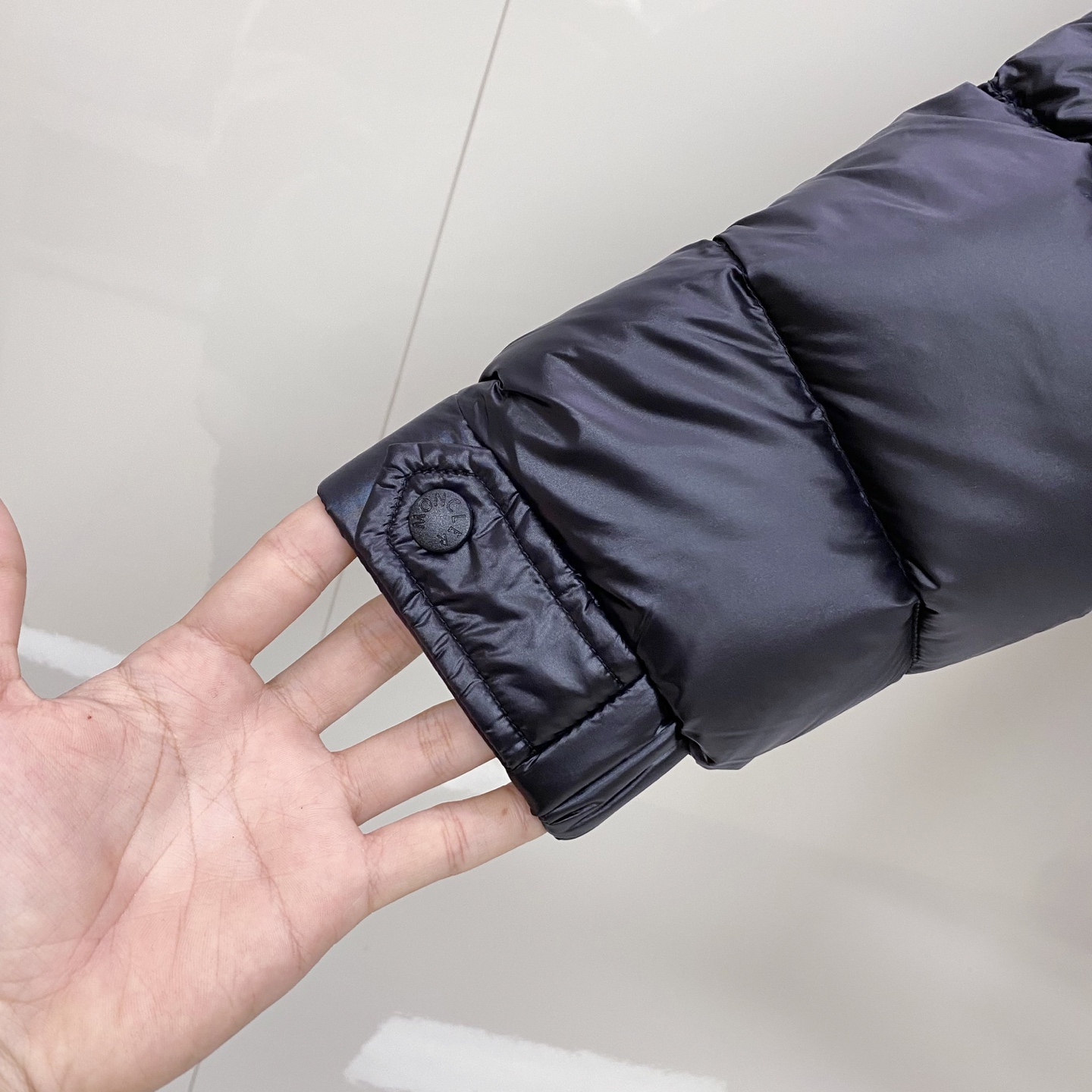 P550 Moncler蒙口 2025秋冬新款可脱卸连帽羽绒服外套，贸易公司订单 因为专注，所以用心！整体简洁清爽，蓬感厚实，版裁修身 手臂处logo标志✅点缀 条纹点缀动感时尚不单调！高领防风设计，舒适保暖！科技面料&middot;微纤维、柔软、防水。90％白鸭绒填充轻盈、柔软、舒适、保暖。直拉链开合、可脱卸连帽设计、贴合颈部、柔软舒适、锁温保暖。低调奢华 细节🈵️满 至简、大方、灵活百搭、穿出自己的时尚型格。
Y106，黑色1-5，
1码肩宽48胸围106衣长67袖长62；
2码肩宽49胸围110衣长68袖长63；
3码肩宽50胸围114衣长69袖长64；
4码肩宽51胸围118衣长71袖长65；
5码肩宽52胸围122衣长72袖长66；