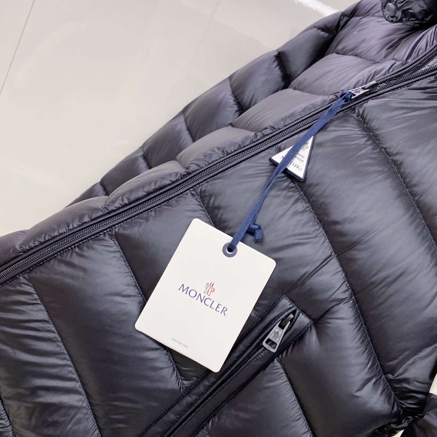 P550 Moncler蒙口 2025秋冬新款可脱卸连帽羽绒服外套，贸易公司订单 因为专注，所以用心！整体简洁清爽，蓬感厚实，版裁修身 手臂处logo标志✅点缀 条纹点缀动感时尚不单调！高领防风设计，舒适保暖！科技面料&middot;微纤维、柔软、防水。90％白鸭绒填充轻盈、柔软、舒适、保暖。直拉链开合、可脱卸连帽设计、贴合颈部、柔软舒适、锁温保暖。低调奢华 细节🈵️满 至简、大方、灵活百搭、穿出自己的时尚型格。
Y106，黑色1-5，
1码肩宽48胸围106衣长67袖长62；
2码肩宽49胸围110衣长68袖长63；
3码肩宽50胸围114衣长69袖长64；
4码肩宽51胸围118衣长71袖长65；
5码肩宽52胸围122衣长72袖长66；