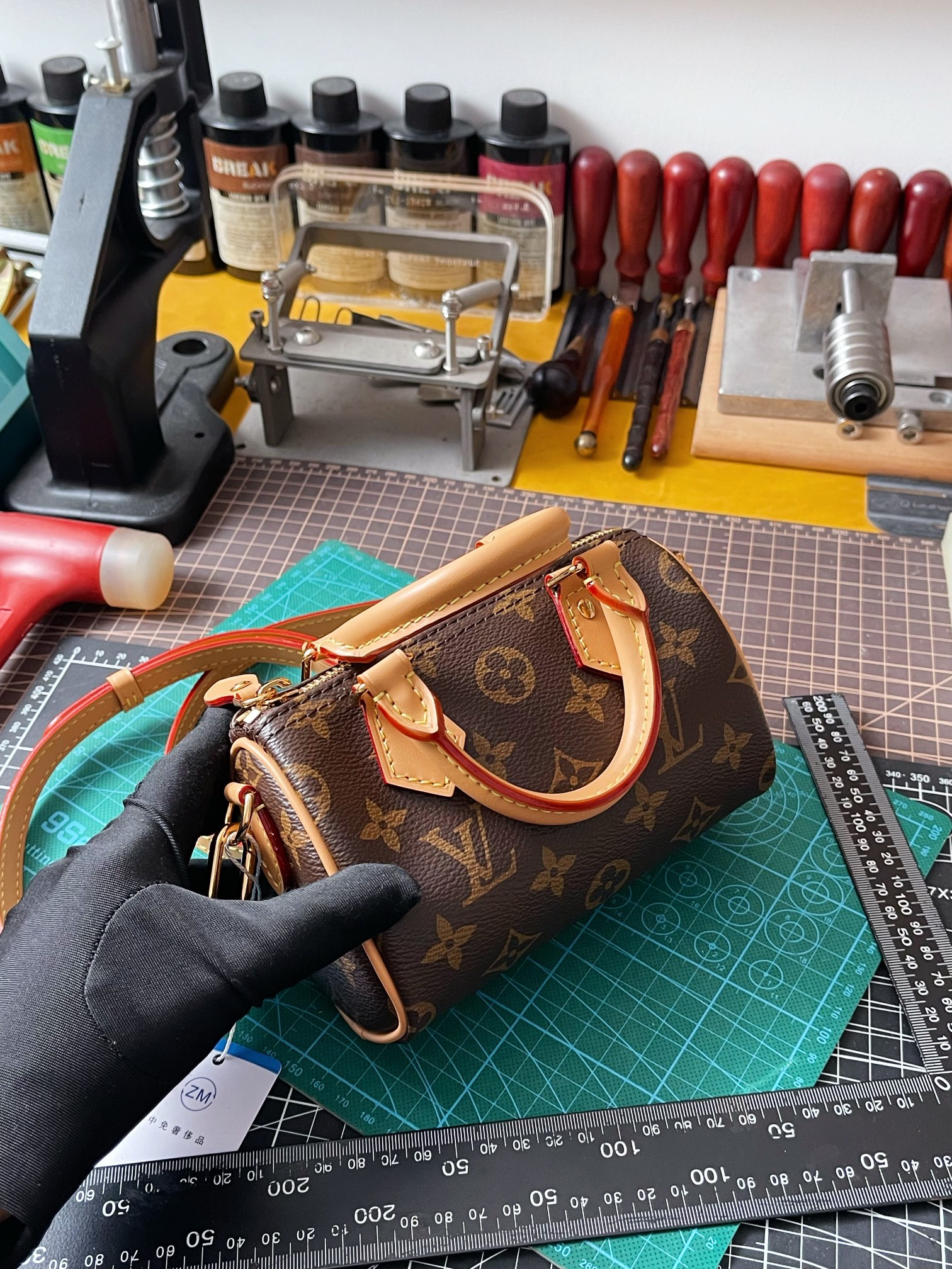 中免（Z M）原单天花板    ,163动态芯
M81085
Nano Speedy手袋
散...