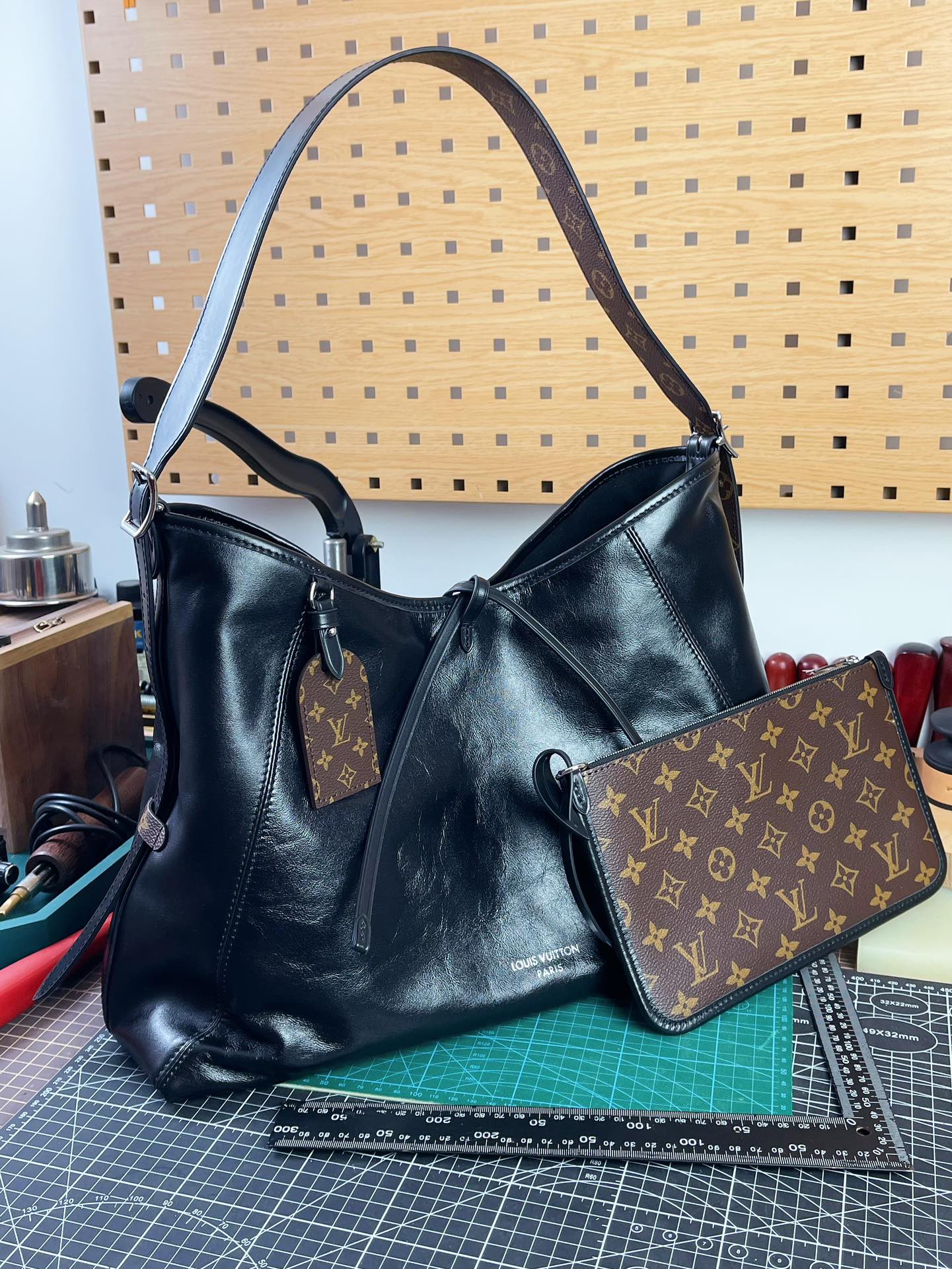 中免（Z M）原单天花板，163动态码
M25143
本款 CarryAll Dark 中...